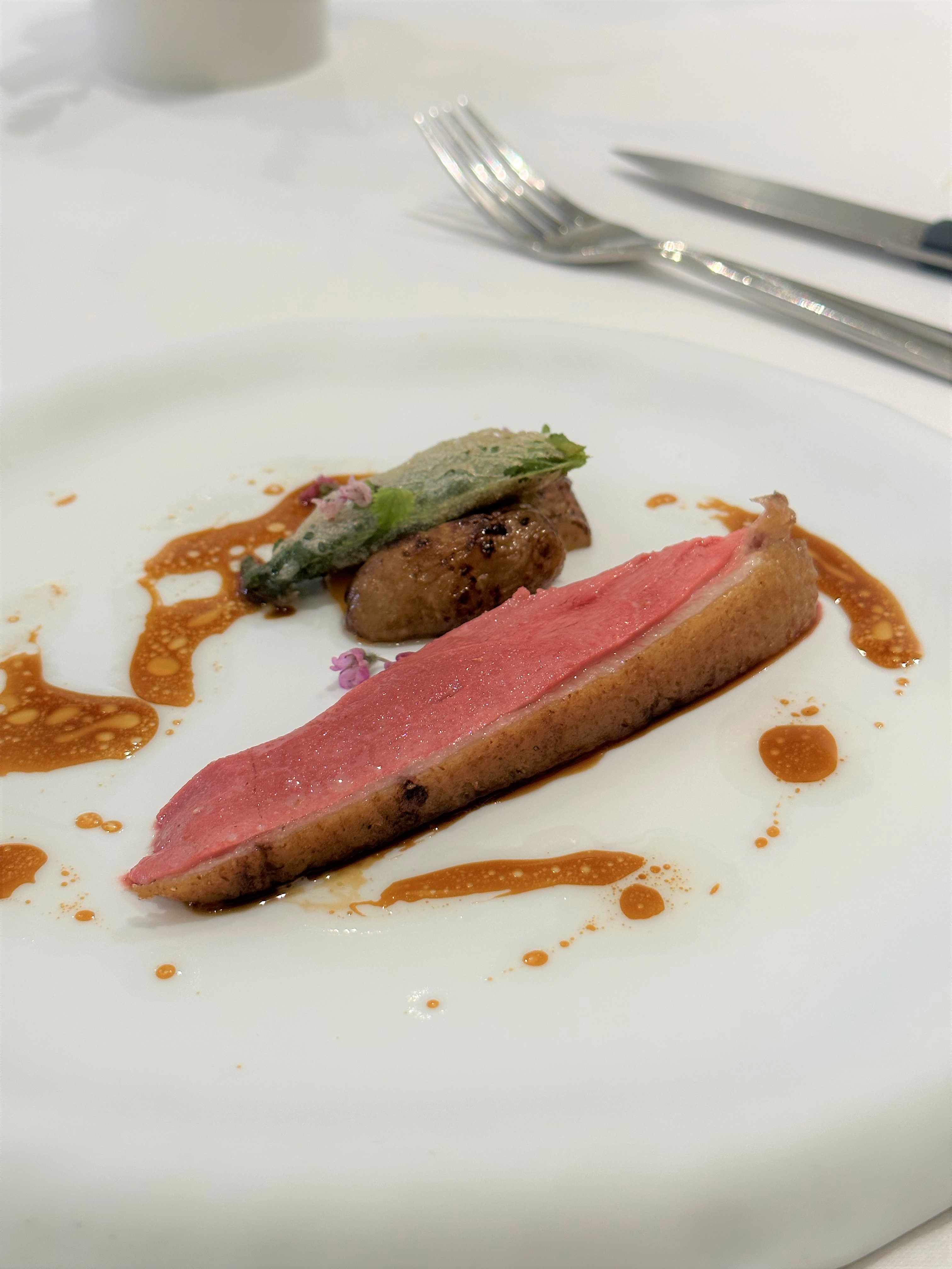 主菜「芳苑玉露鴨」皮脆有豐厚油香,肉質極嫩無鴨腥,蘸蛋黃吃能增添黏滑口感。(3,680元春季晚間套餐內容)