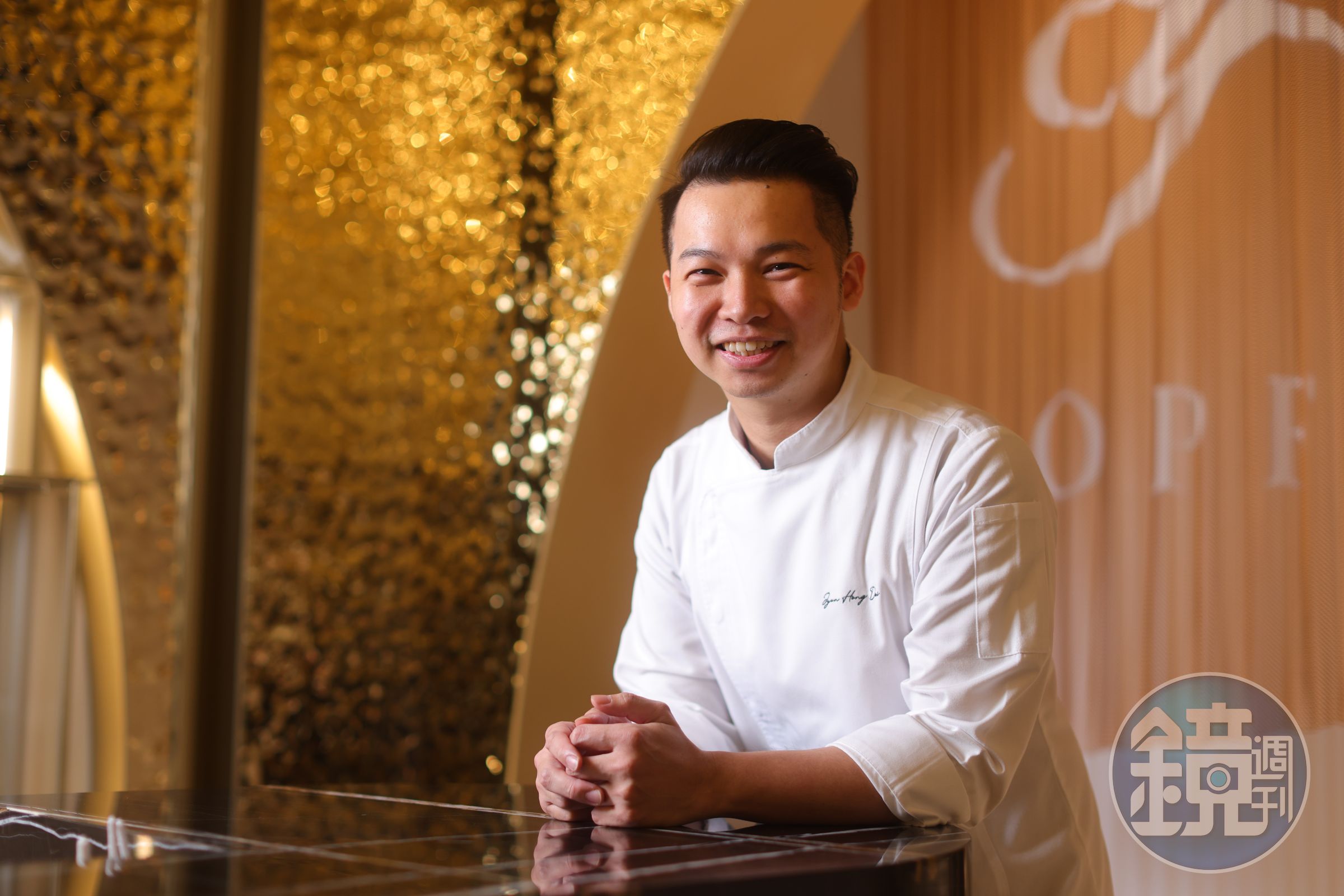 甜點主廚戴峻弘擅長以水果創作，並融入生活吃食經驗，做出貼近客人但又充滿驚喜的作品。