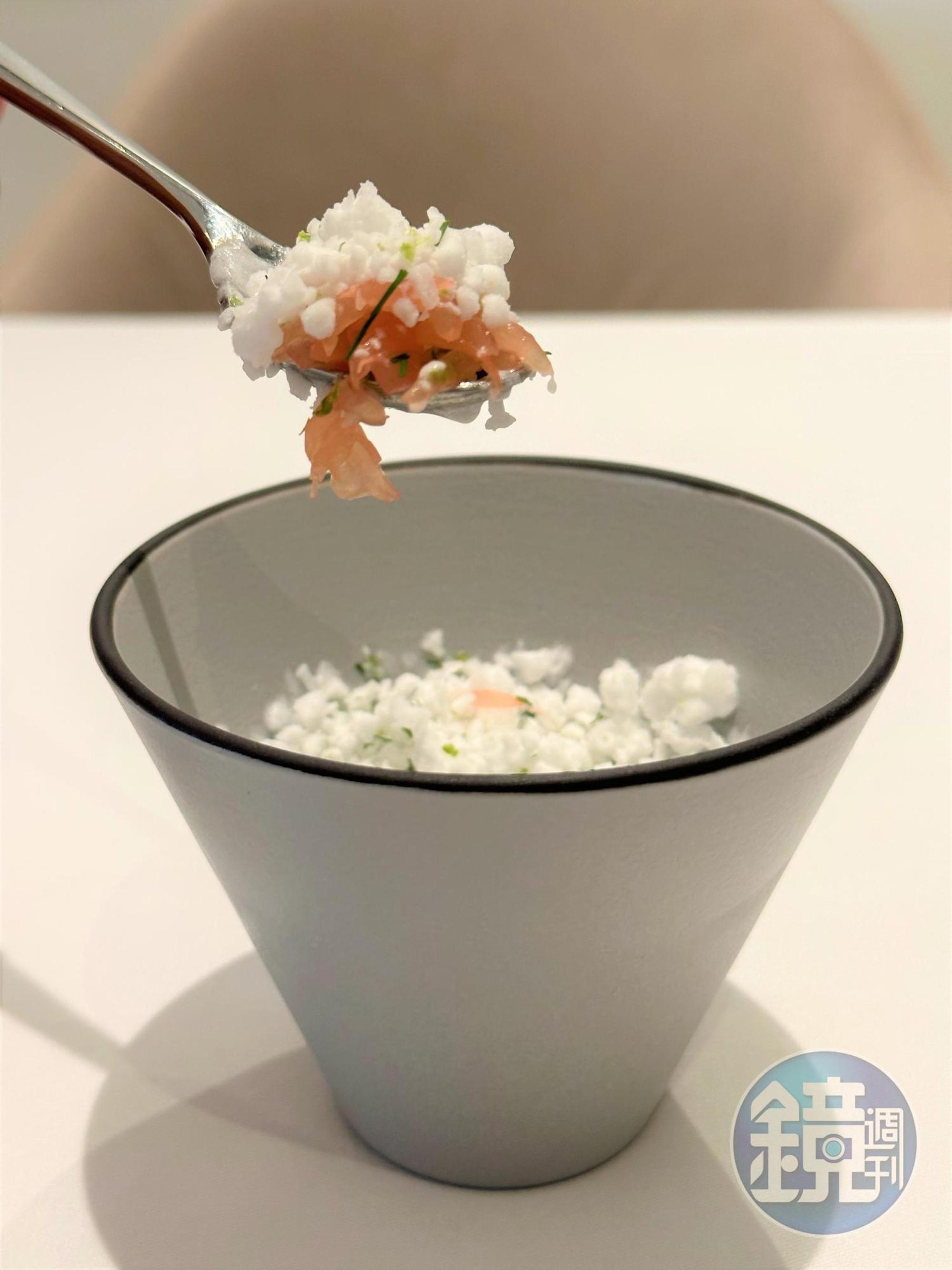 「前甜點」有清爽的檸香，果凍有血橙、葡萄柚的酸甜味。（3,680元春季晚間套餐內容）