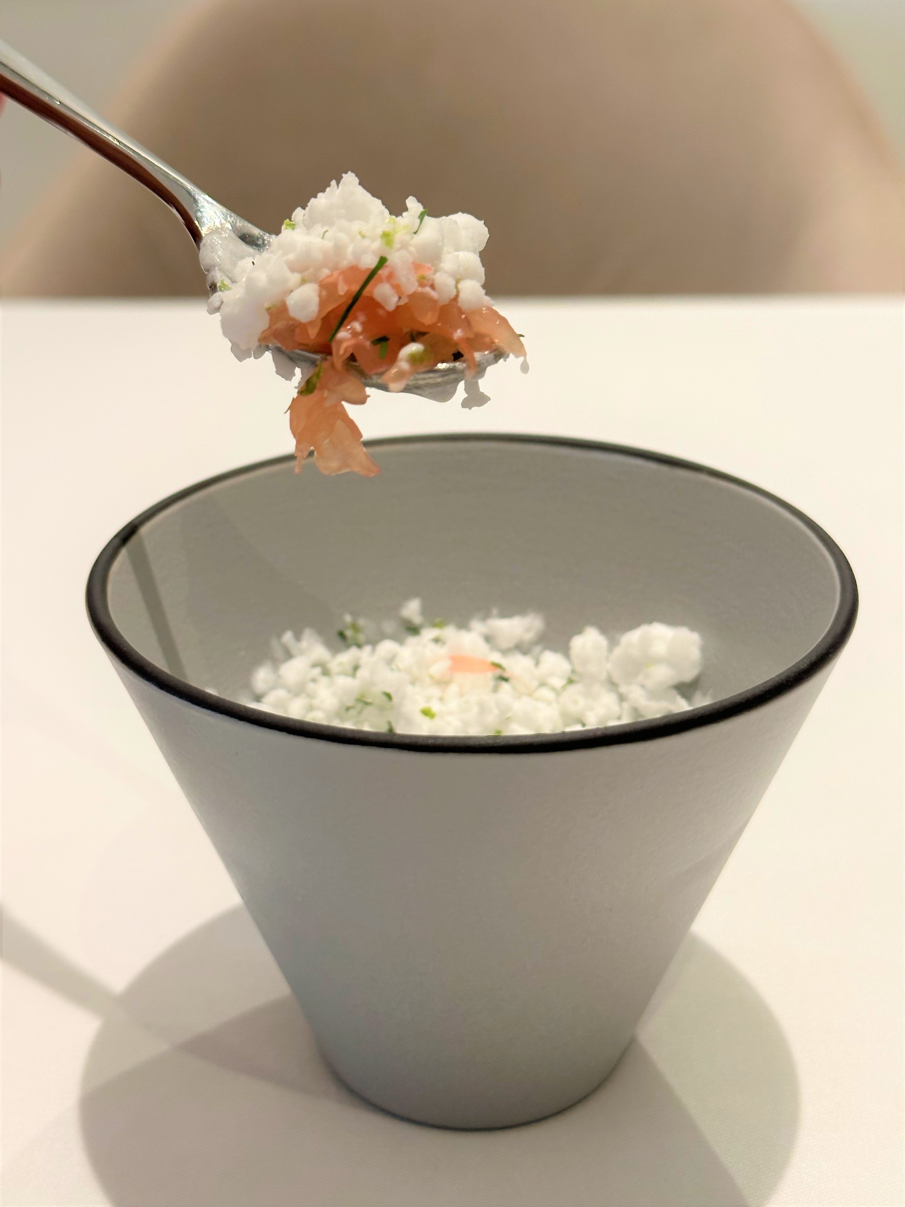 「前甜點」有清爽的檸香,果凍有血橙、葡萄柚的酸甜味。(3,680元春季晚間套餐內容)
