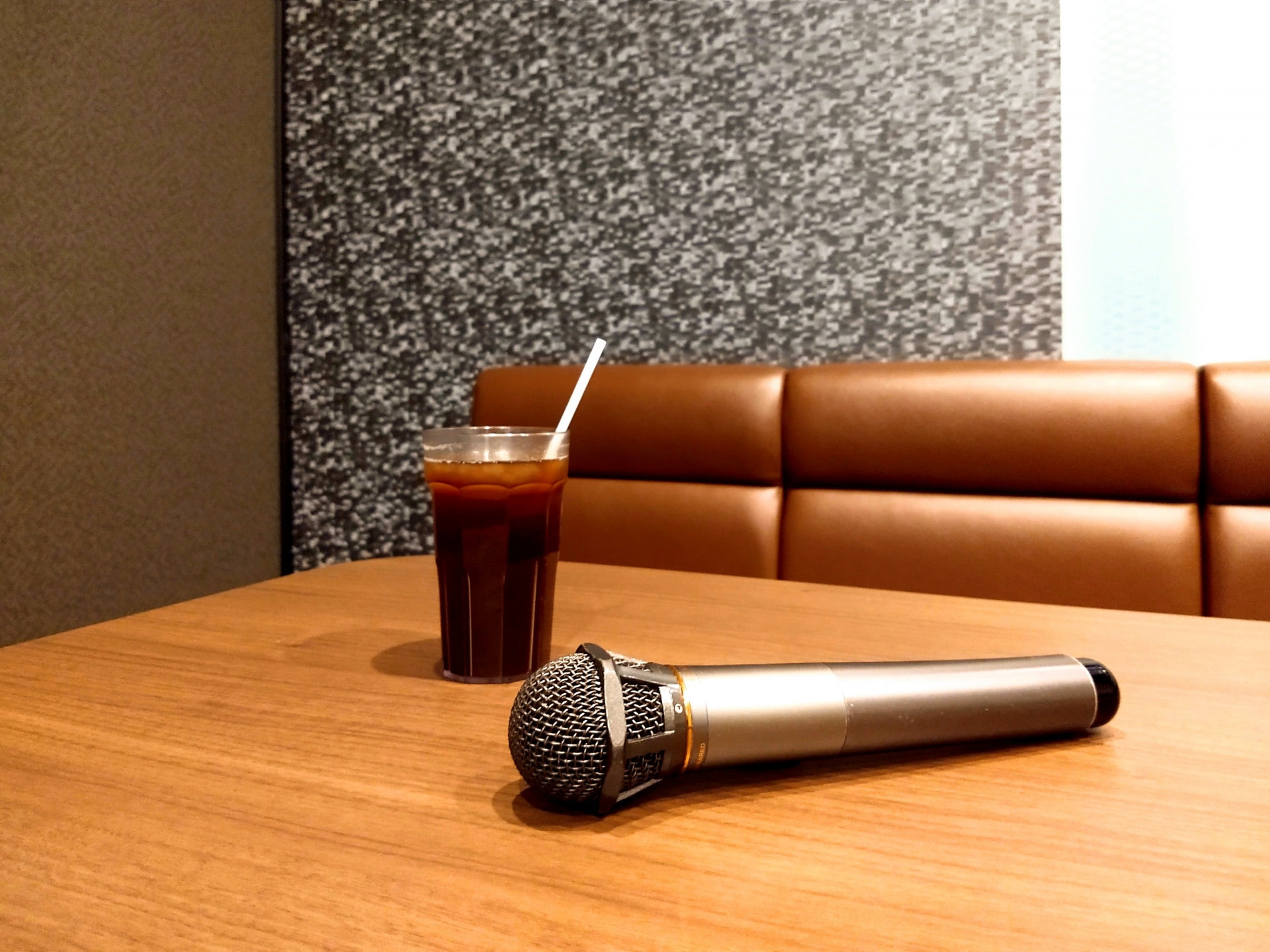 KTV員工爆料進入包廂時不慎撞見顧客18禁尷尬場面。（示意圖，photoAC）