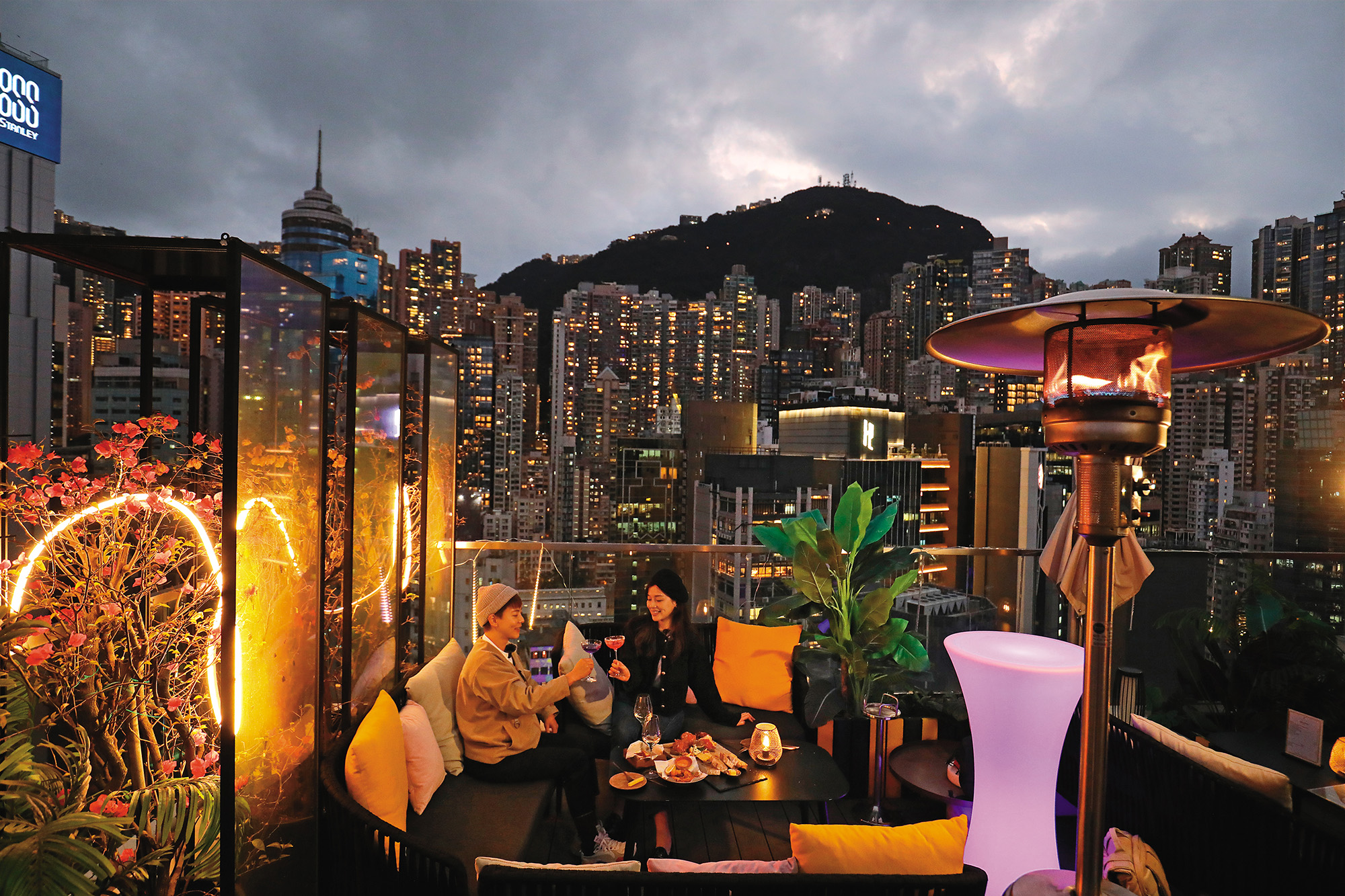 在摩天大廈林立的香港，挑選一間天台酒吧，就能以慵懶與微醺的姿態享受香港世界級夜景的魅力。