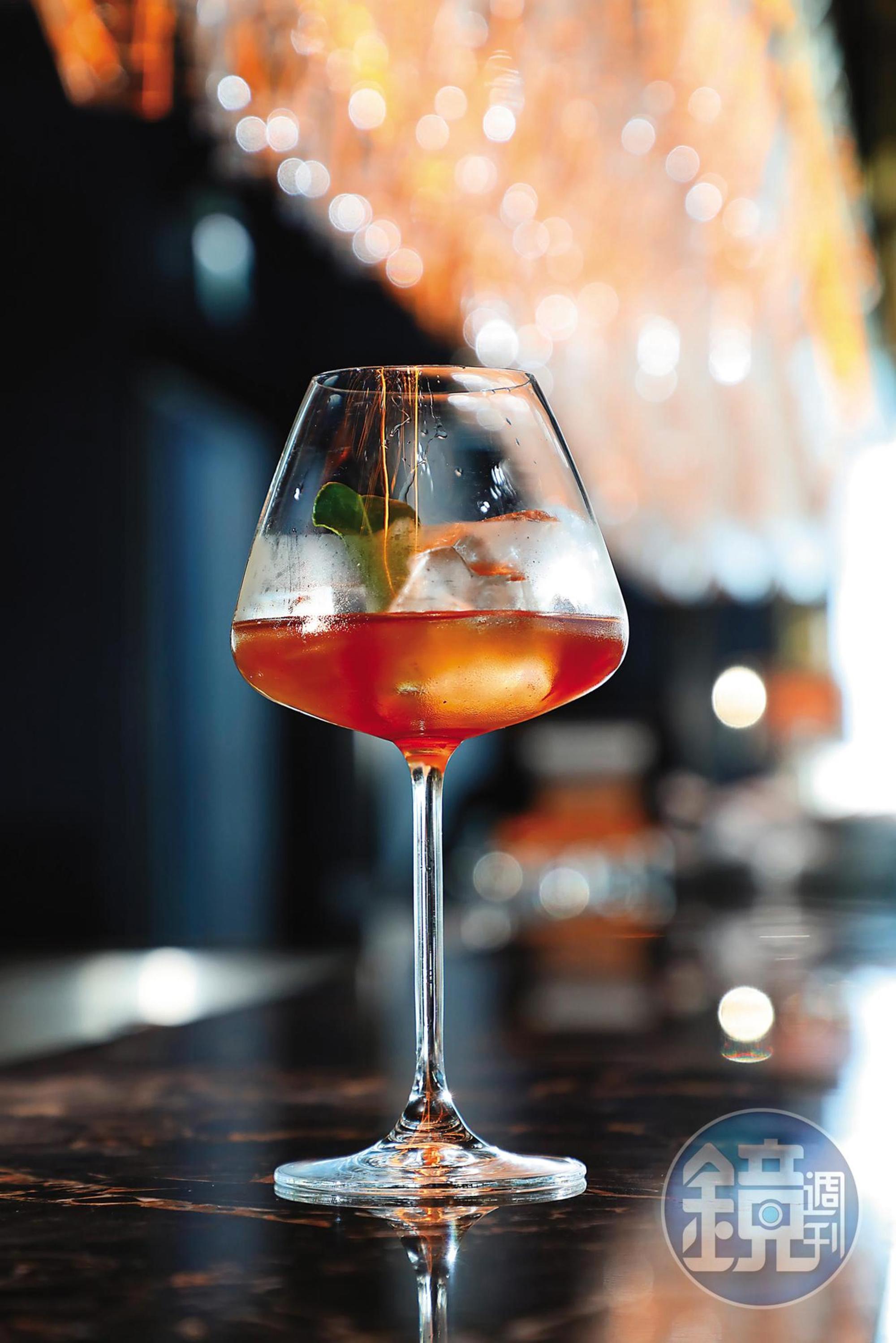 以頂級蘭姆酒與苦艾酒調製的「Guatemala Punch」，尾韻帶有胡椒微辣與柑橘香氣。（港幣168元／杯，約NT$656）