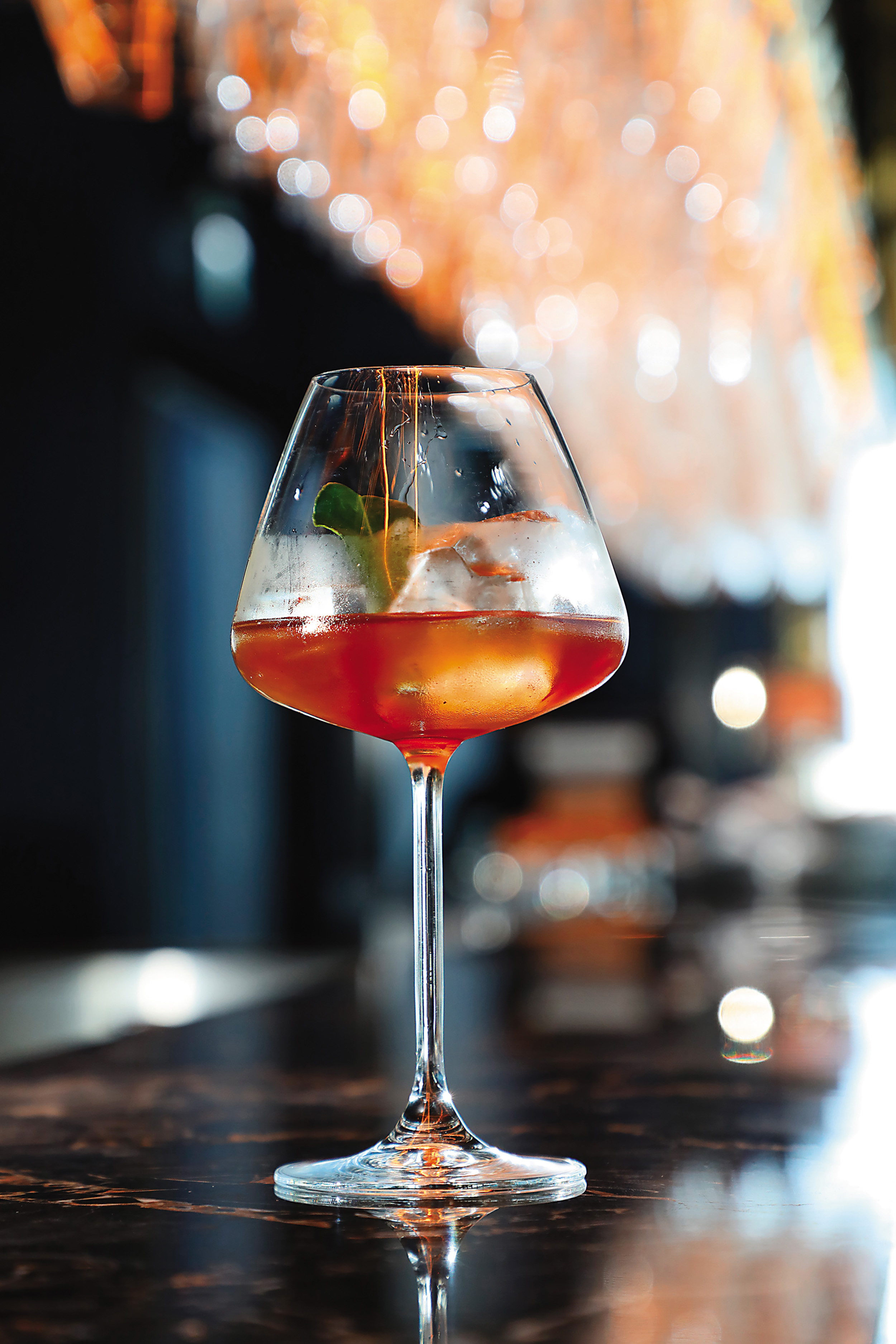 以頂級蘭姆酒與苦艾酒調製的「Guatemala Punch」，尾韻帶有胡椒微辣與柑橘香氣。（港幣168元／杯，約NT$656）