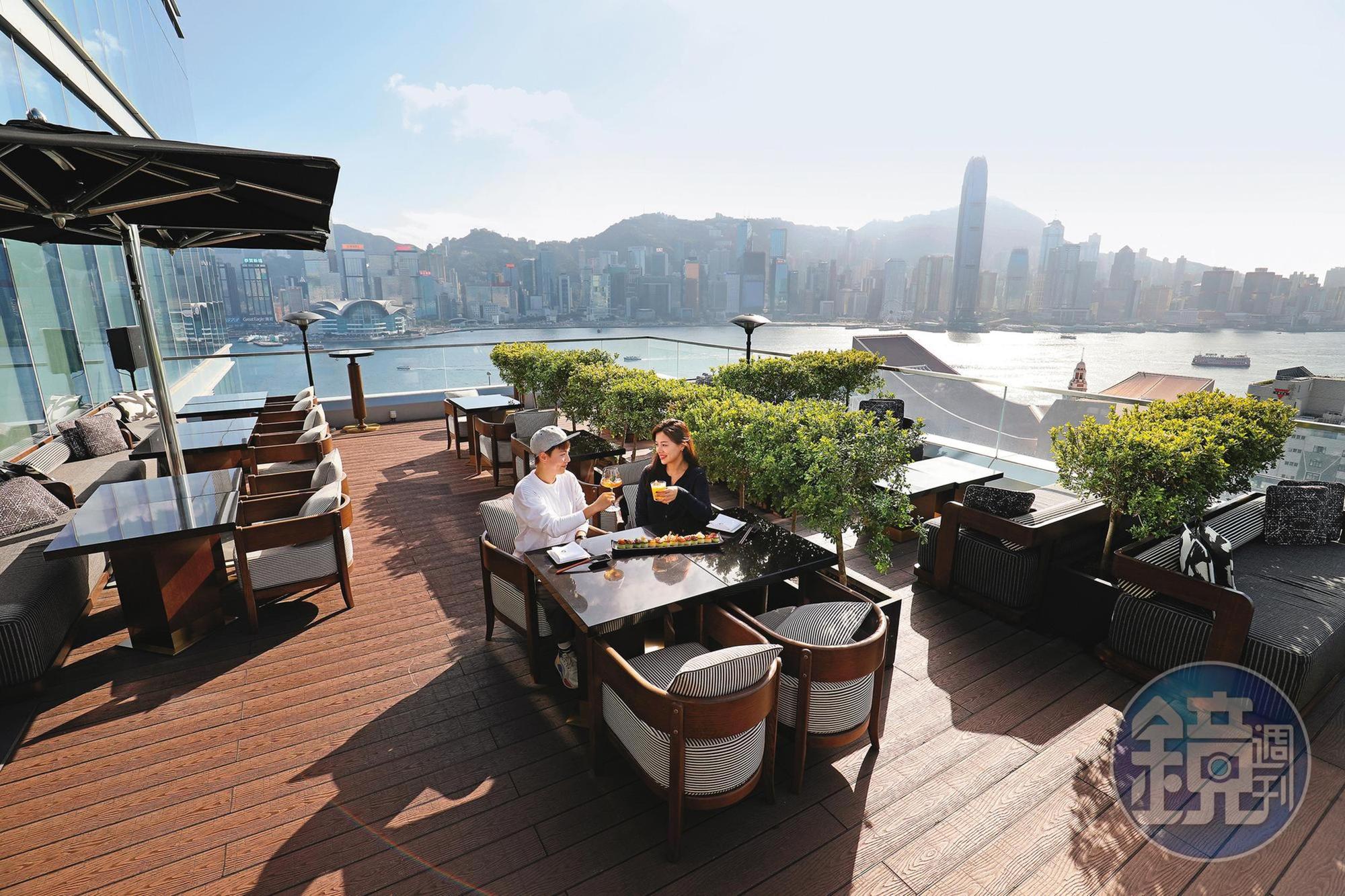 AQUA的戶外座位區能將維多利亞港及港島天際線的美景一覽無遺。