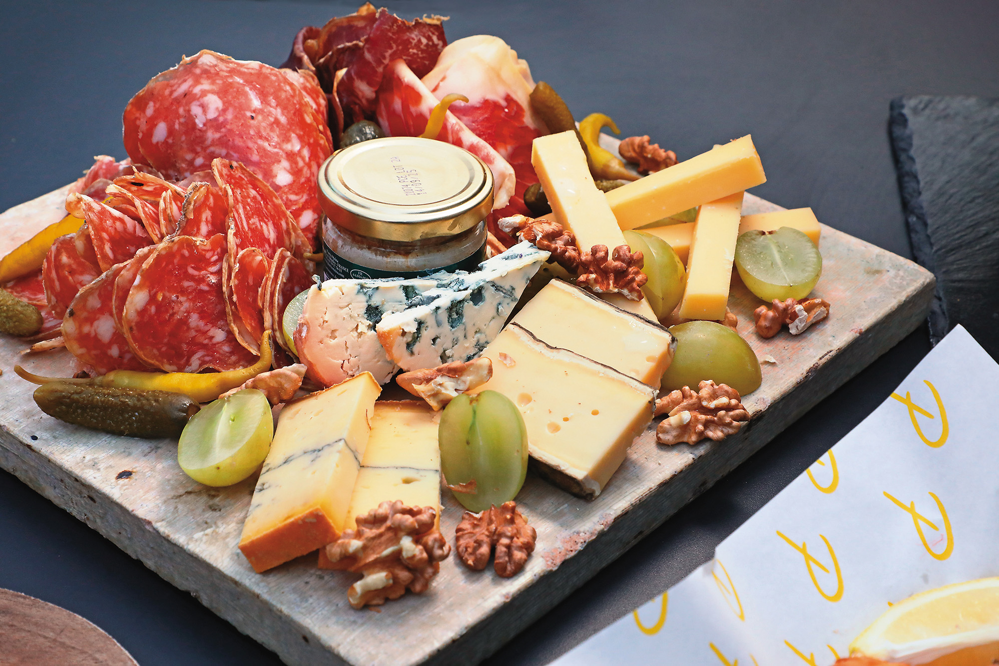 「Charcuterie And Cheese Mix Platter」是下酒小點。（港幣348元／份，約NT$1,357）