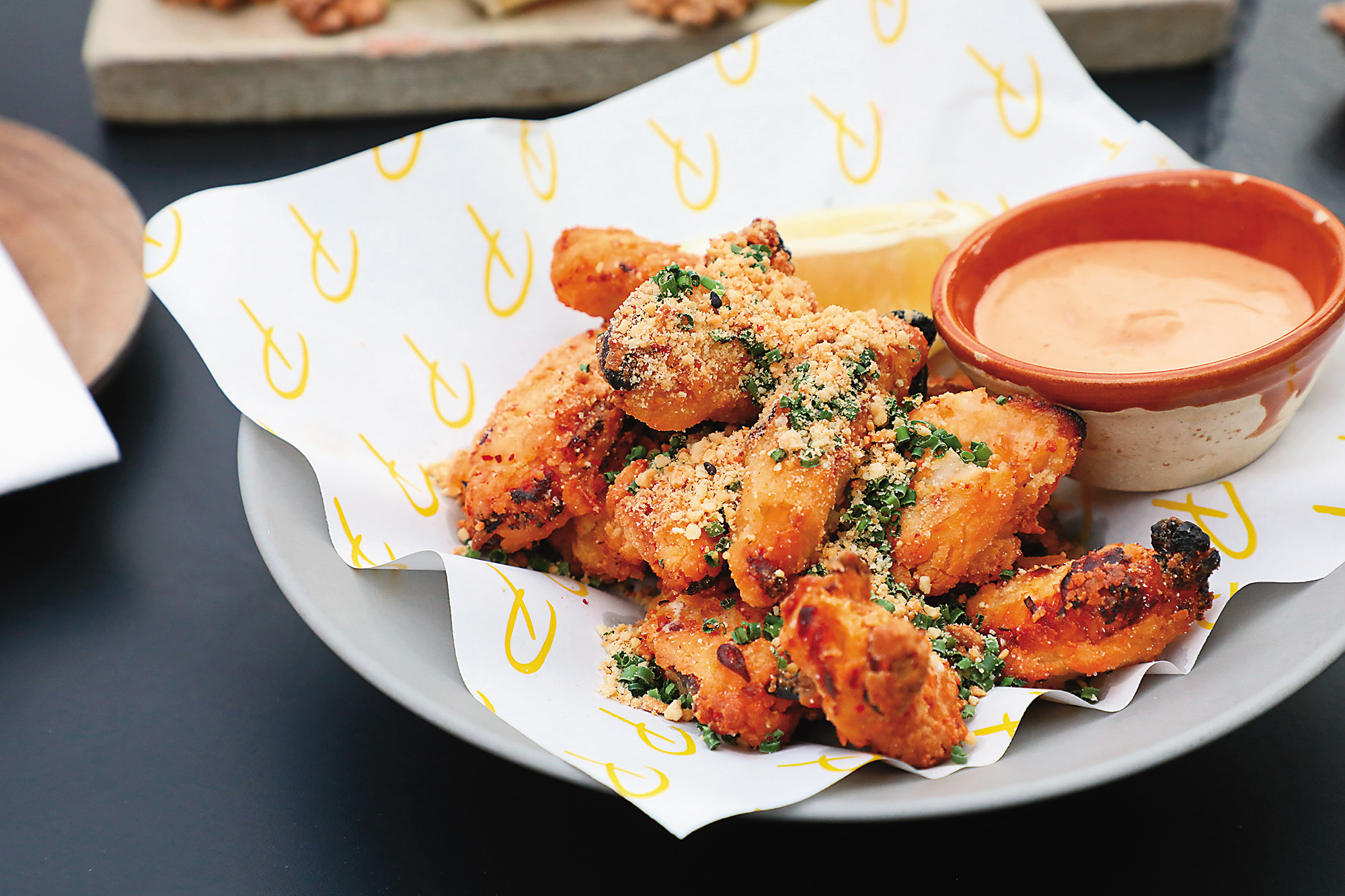 「Crispy Chicken Tender, Spicy Peanuts Sauce」 微辣可口。（港幣198元／份，約NT$772）