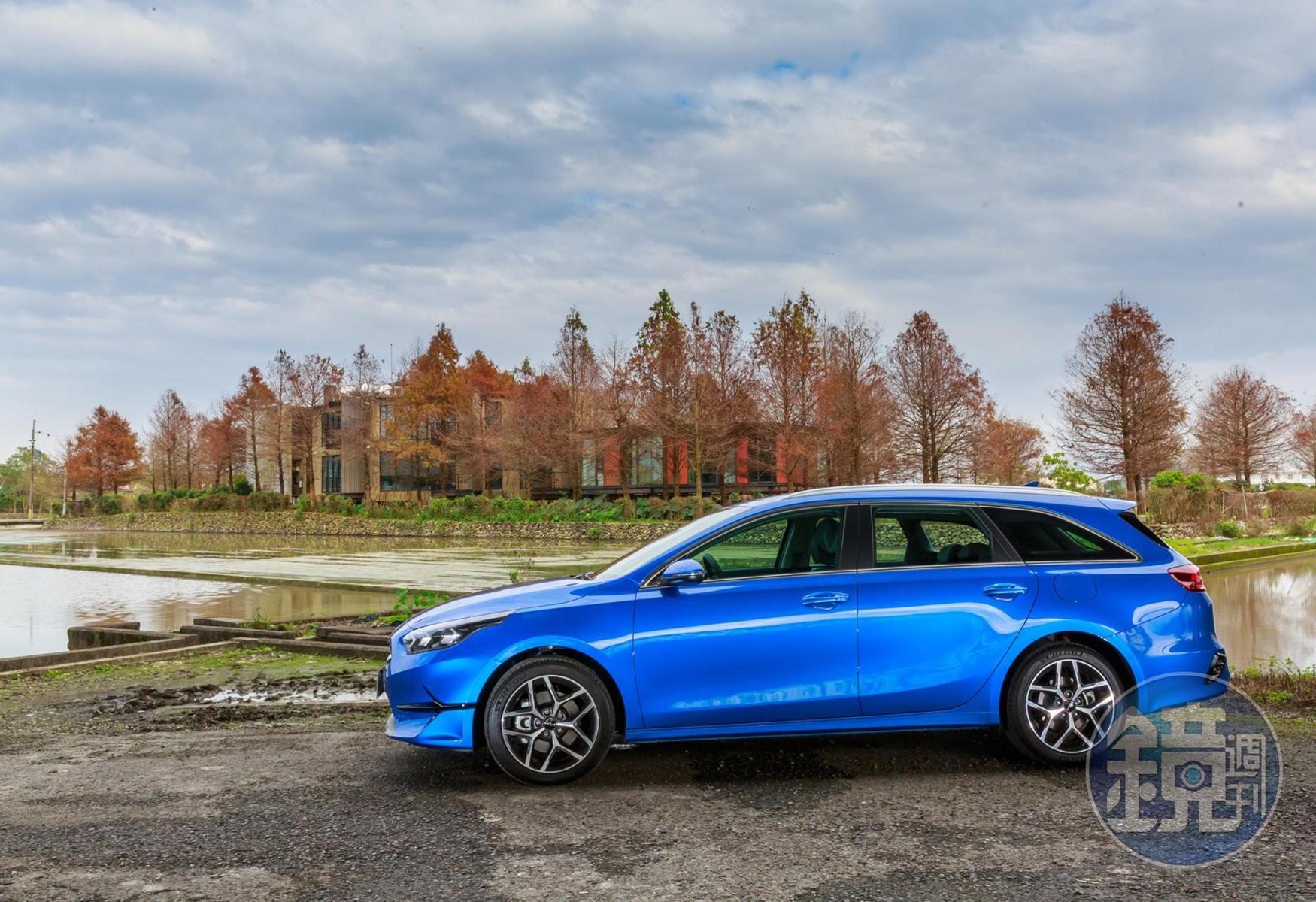 在旅行車最令人賞心悅目的車側造型上，Ceed Sportswagon MHEV以加高腰線一口氣連貫了車頭至車尾處，並在D柱做了一個漂亮的收斂，塑造出了如 Shooting Brake 獵跑的流線形象，完全沒有傳統旅行車的那種老態龍鍾。