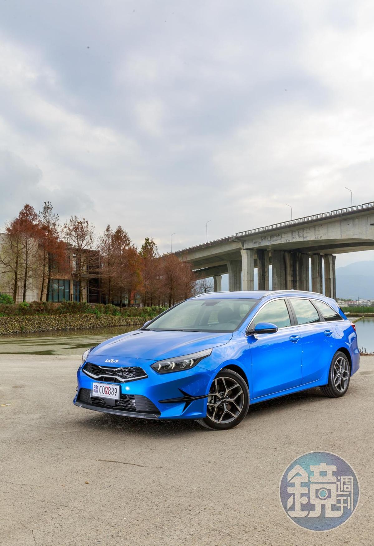 此次我們所試駕的Ceed Sportswagon MHEV則是前者的小改款，除了在造型上有所調整外，動力與安全配備亦有所精進，而且更棒的是不再限量，以滿足消費者希望在旅行車元年入主此車款的願望。