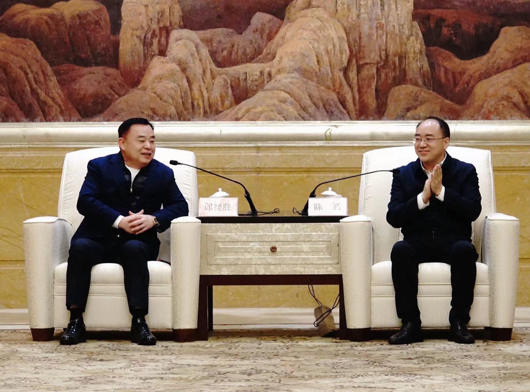 邱奕勝（左）日前赴上海參訪，會見上海統戰部長陳通（右），引起綠營質疑。（翻攝自邱奕勝）