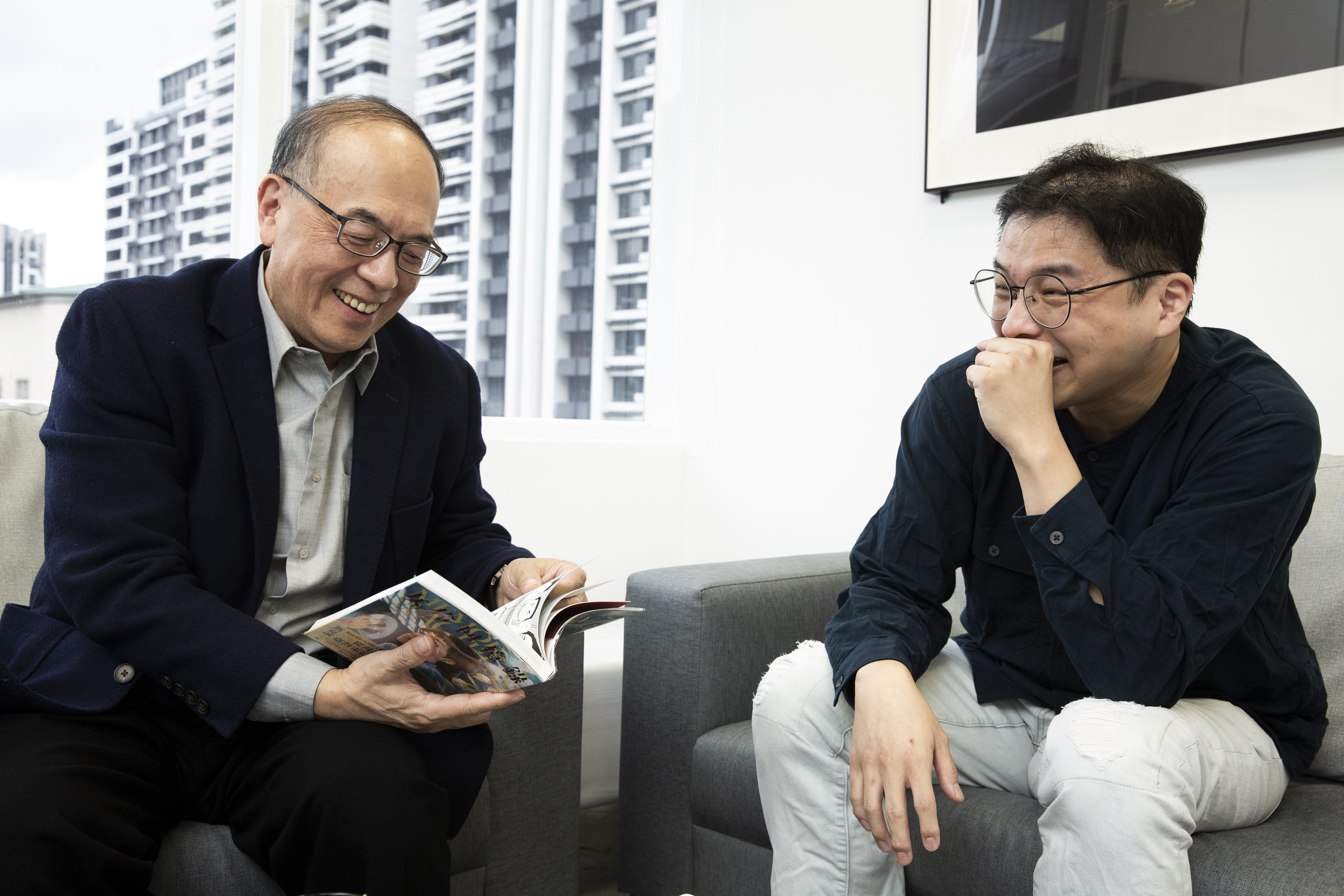 藍祖蔚（左）分享閱讀簡嘉誠（右）漫畫的心得，有一些畫面令人印象深刻。