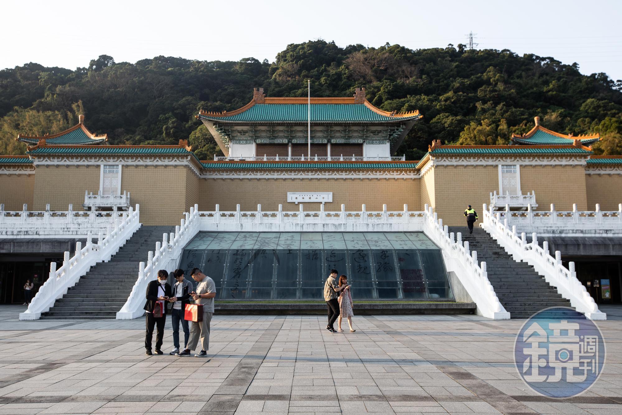 本刊報導，國立故宮博物院國寶高畫質數位圖檔遭駭外流，還被流入中國百度、淘寶等網站賤賣。