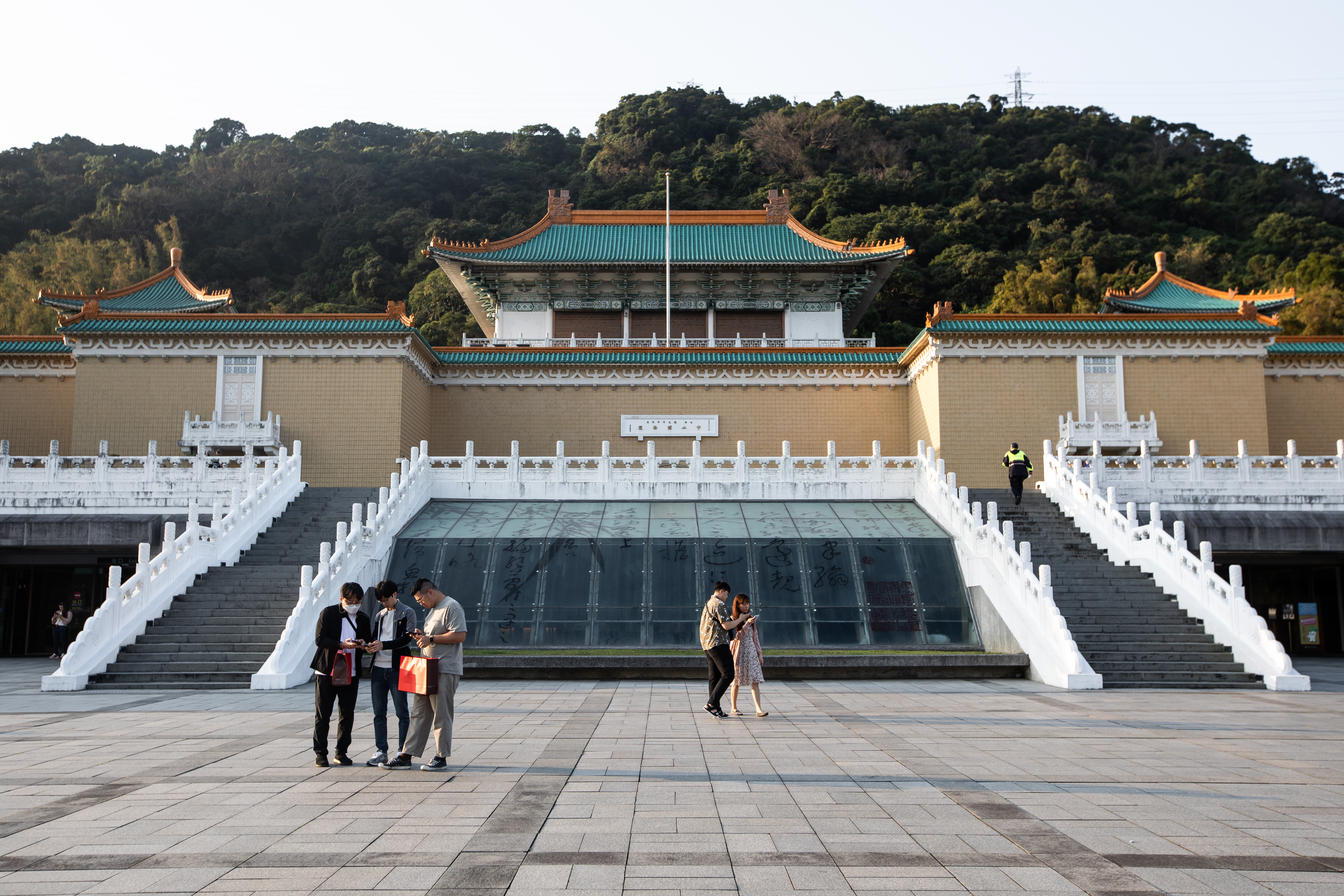 本刊報導，國立故宮博物院國寶高畫質數位圖檔遭駭外流，還被流入中國百度、淘寶等網站賤賣。