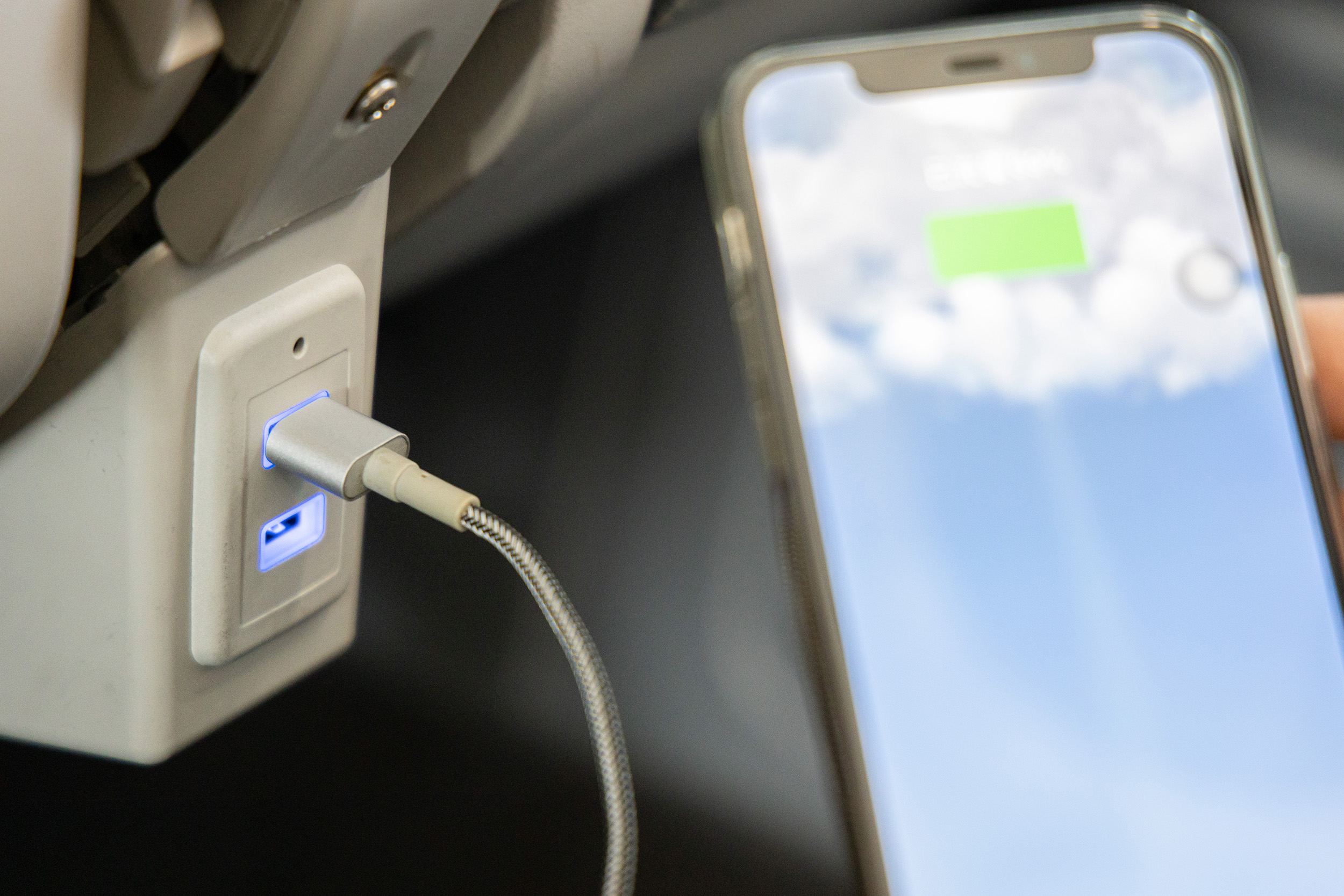 機上提供USB充電插座。