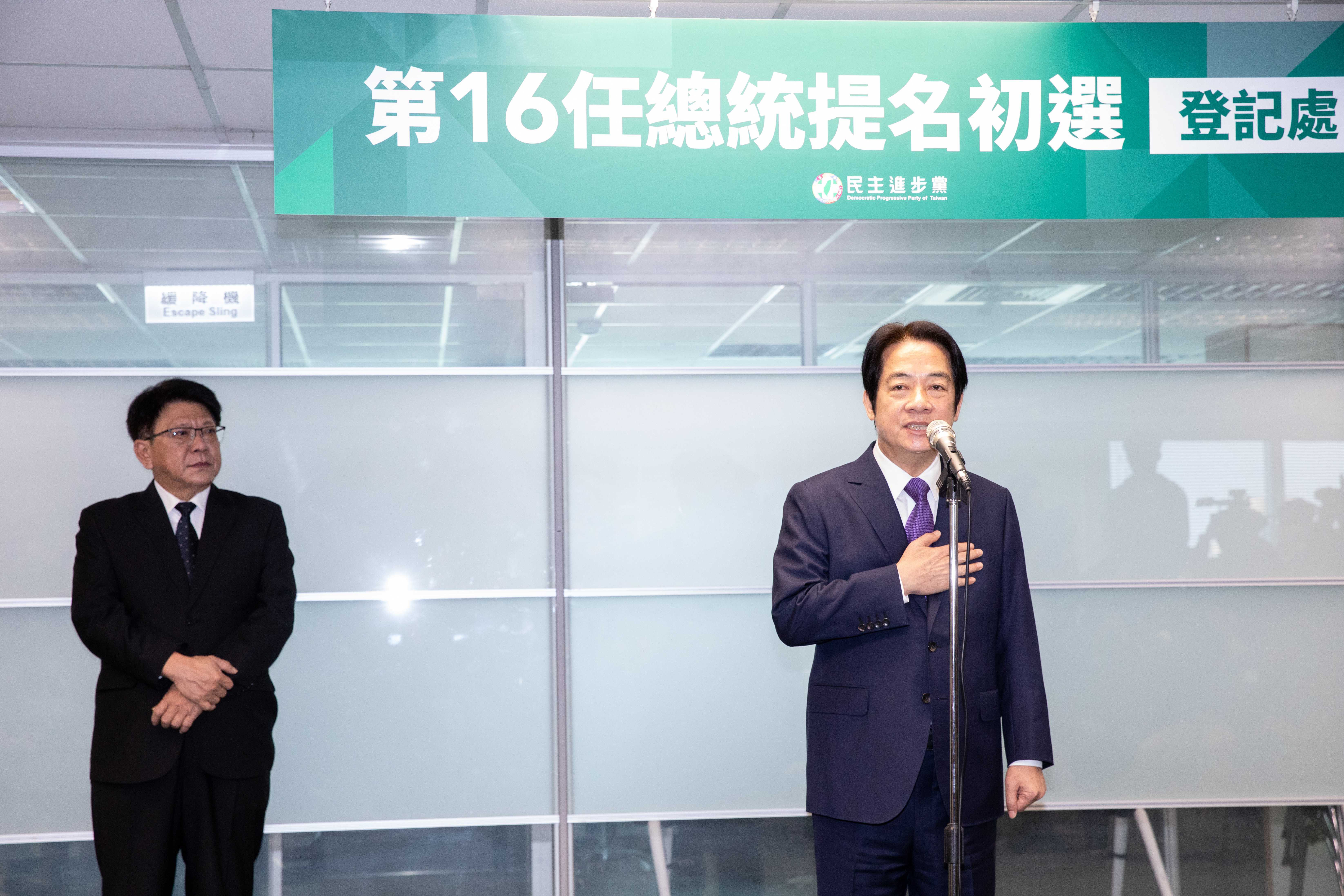 賴清德今上午前往民進黨中央黨部完成總統初選登記作業。