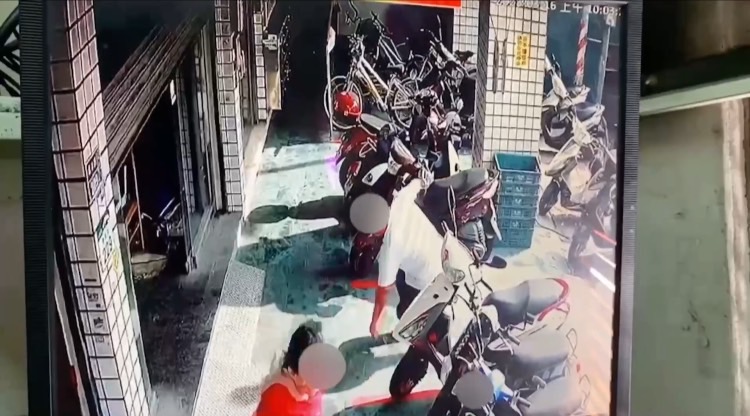 邱姓魚販與夏姓同居女友因口角衝突，今早在市場當街砍殺她。（翻攝畫面）