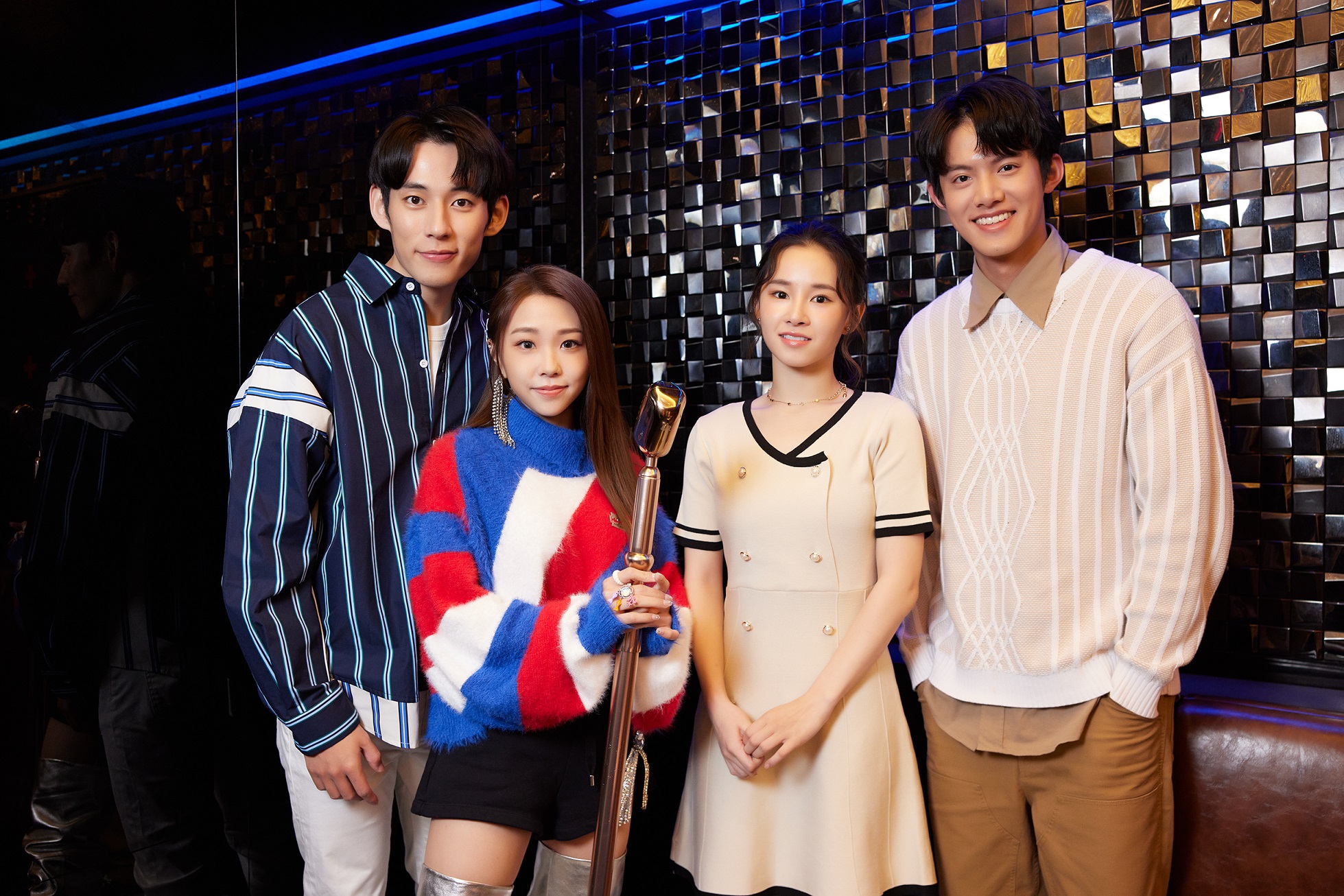 艾薇的〈癡心無名氏〉MV邀來新生代演員徐鈞浩、盧以恩跟余杰恩助陣。（環球唱片提供）