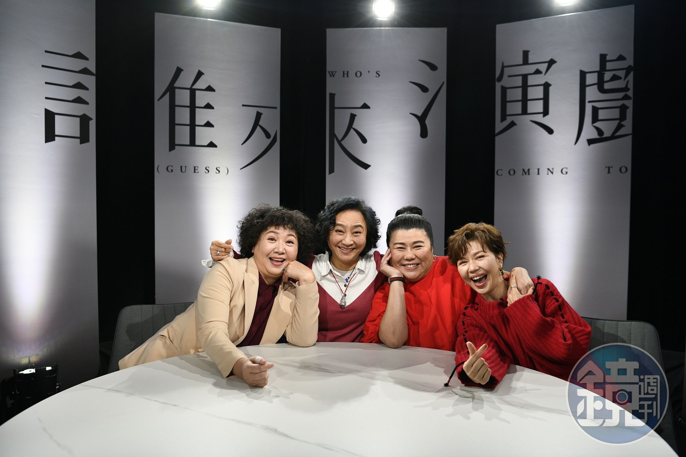 堪稱「國民媽媽」的演員楊麗音(左起)、林美秀及于子育,一起上鏡電視節目《誰來演戲之圓桌對談》,左為主持人王琄。(鏡電視提供)