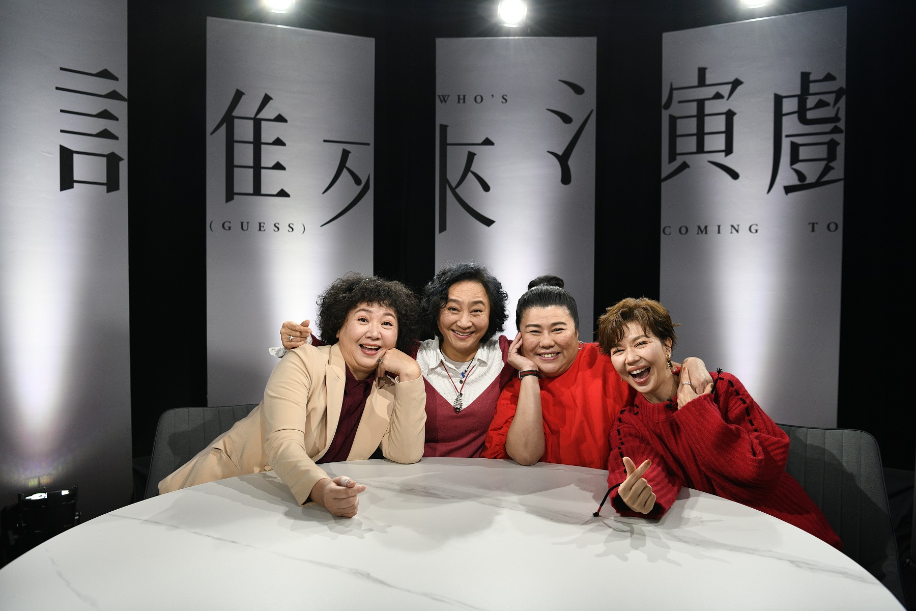堪稱「國民媽媽」的演員楊麗音(左起)、林美秀及于子育,一起上鏡電視節目《誰來演戲之圓桌對談》,左為主持人王琄。(鏡電視提供)