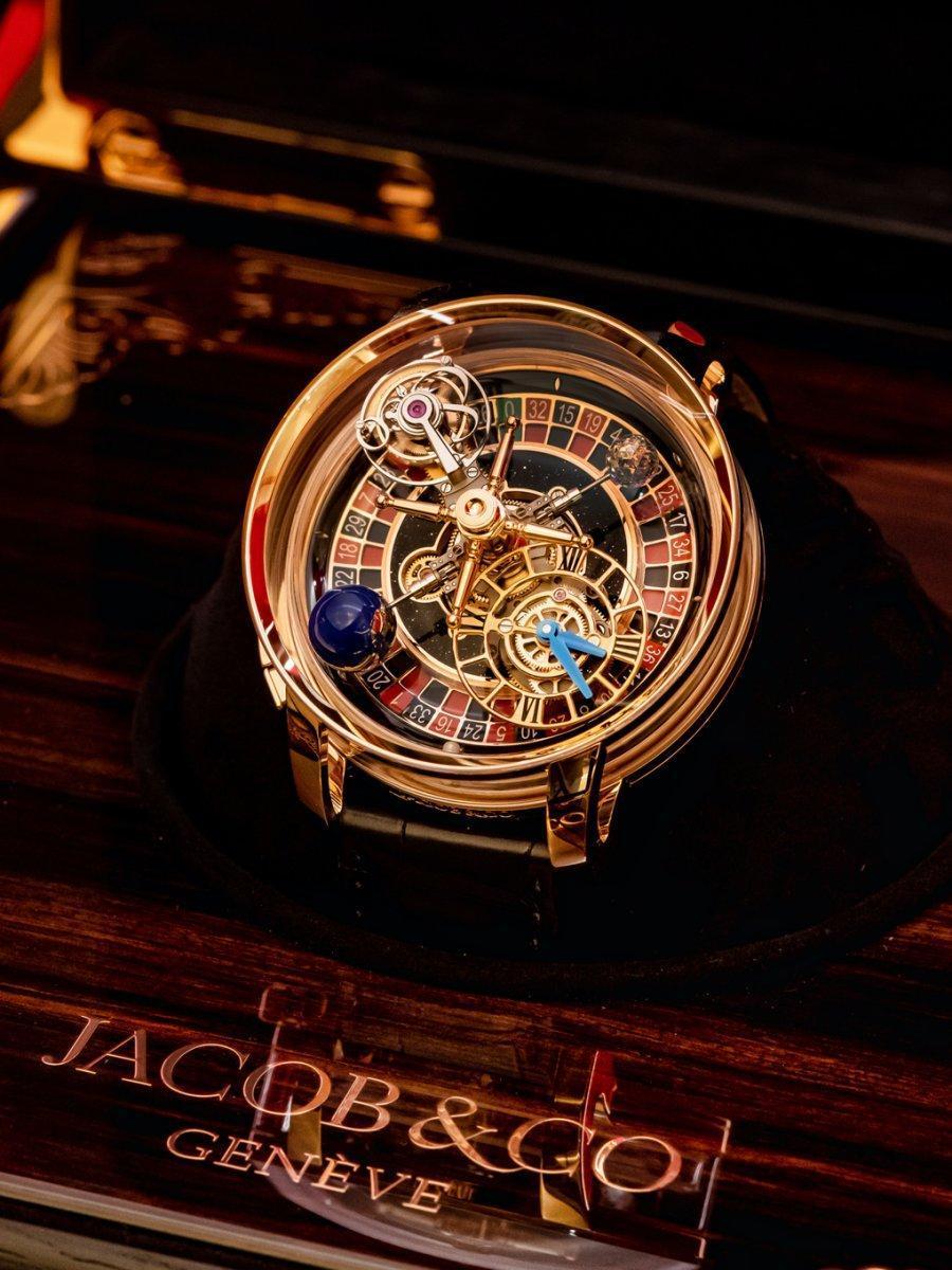 JACOB & CO. 著名的Astronomia「天體運行陀飛輪」於2014年首度推出。此錶的陀飛輪擒縱結構與錶盤分別置於結構的二側，還有地球儀與一顆1克拉重的球體切工鑽石，所有裝置都會進行自轉與公轉，炫目無比。而此「賭場輪盤」版本，更在機芯底部加上輪盤動偶機制，可以在手錶上小賭一把。定價約NT$21,880,000。