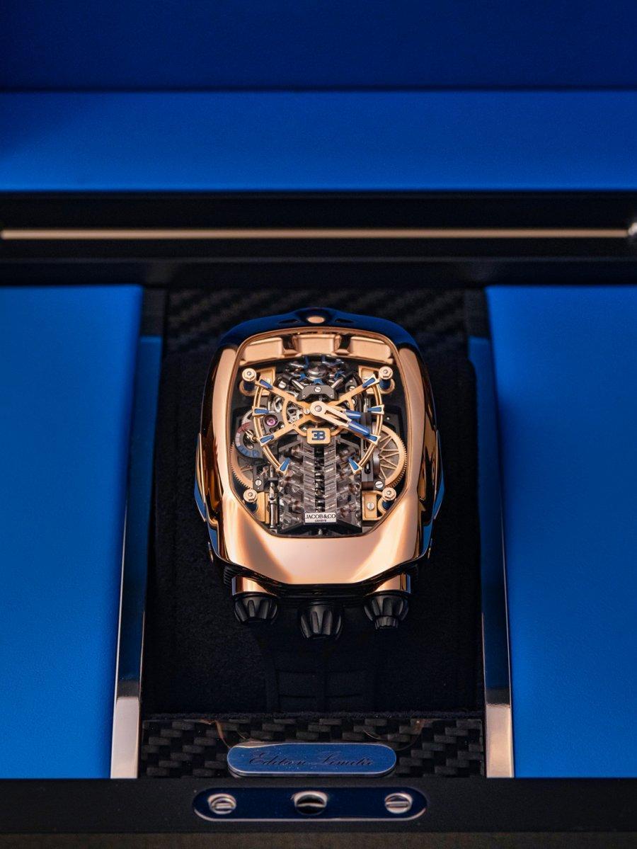 JACOB & CO.和法國超跑BUGATTI的合作於2020年開始。此錶與BUGATTI Chiron超級跑車同名，整只錶的外殼設計，便是來自Chiron跑車的流線造型，而機芯更重現W16引擎的16氣缸活塞壓縮機制與避震系統，運行動作非常炫目。定價約NT$13,410,000（K金款）。