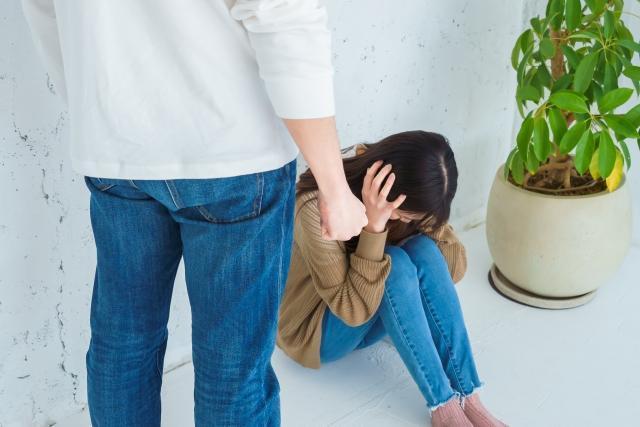 近日一對母子在街頭下跪的照片引發熱議,而警方獲報後便第一時間介入處理。(示意圖非當事人,photo-ac)