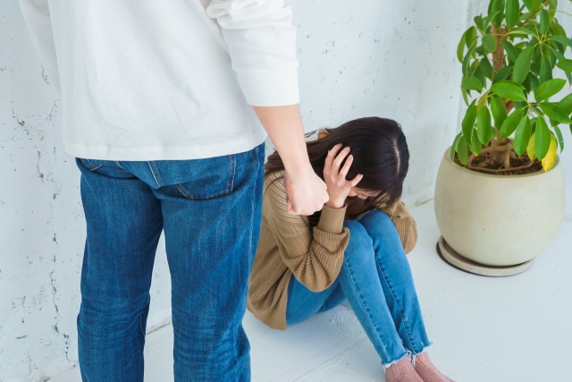 近日一對母子在街頭下跪的照片引發熱議，而警方獲報後便第一時間介入處理。（示意圖非當事人，photo-ac）