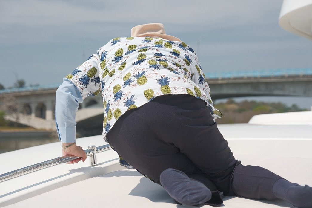 台南市長黃偉哲的IG近日發出一張「屁屁照」 ，俏皮的模樣引發網友留言互動。（翻攝自黃偉哲IG）