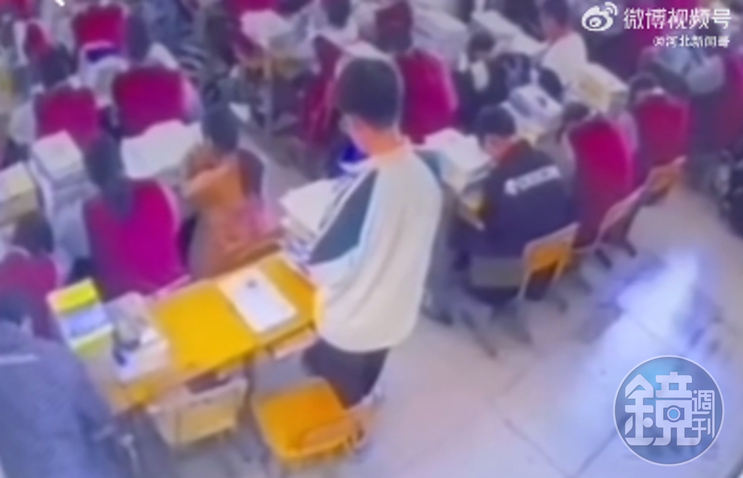 魏天冊上課被老師處罰罰站，20分鐘過後他倒地抽搐。（翻攝自微博）