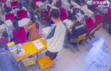 魏天冊上課被老師處罰罰站，20分鐘過後他倒地抽搐。（翻攝自微博）