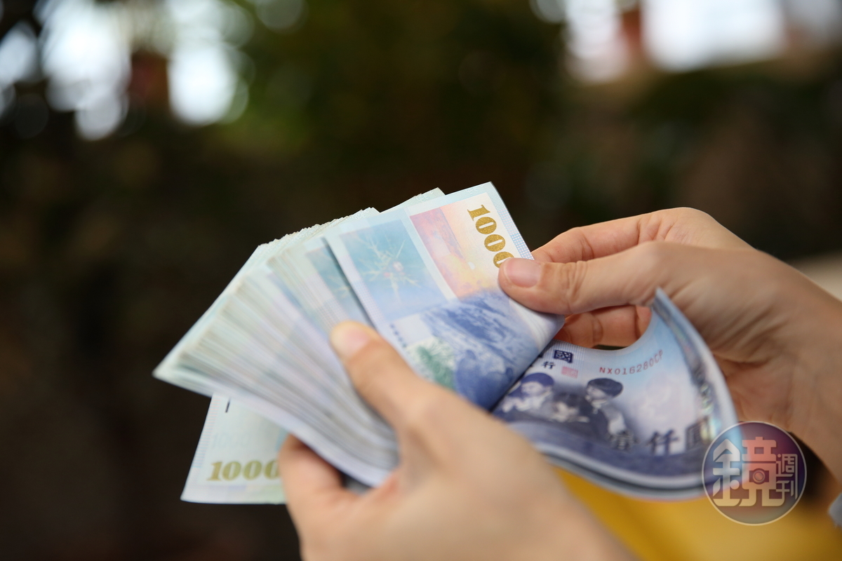 一名男大生抱怨父母給100萬元，就要他獨自生活。（示意圖）