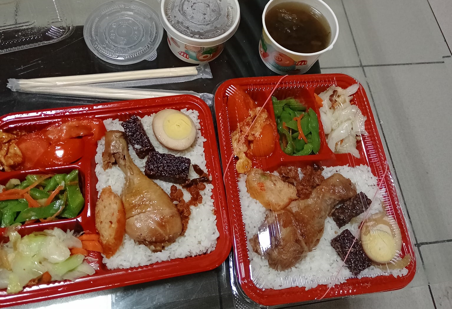 網友在北部買了2個雞腿便當只要80元，菜色曝光掀起熱議。（翻攝自臉書社團爆怨公社）