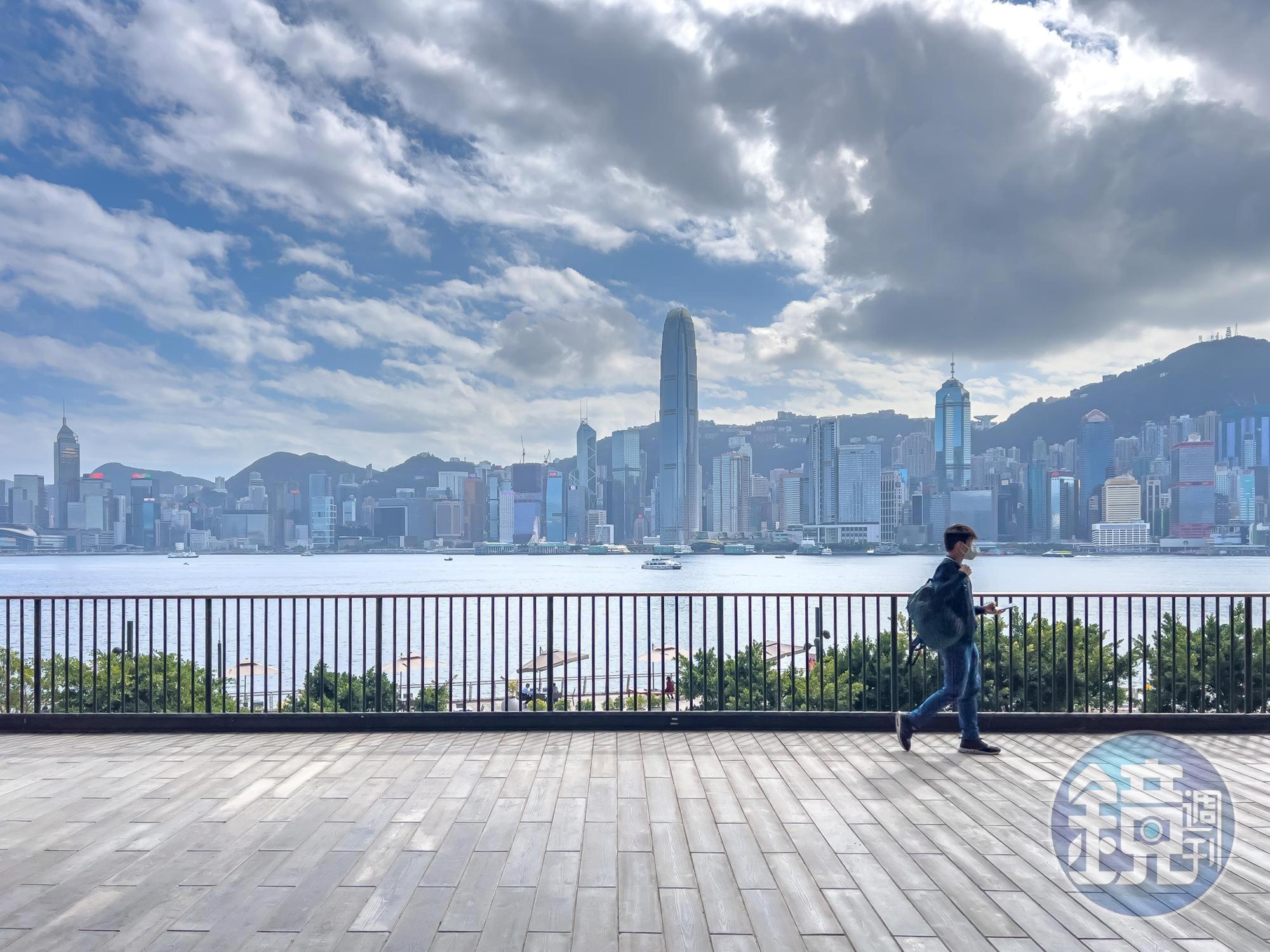 Ｍ＋博物館的二樓天台可以一覽香港島的樣貌。