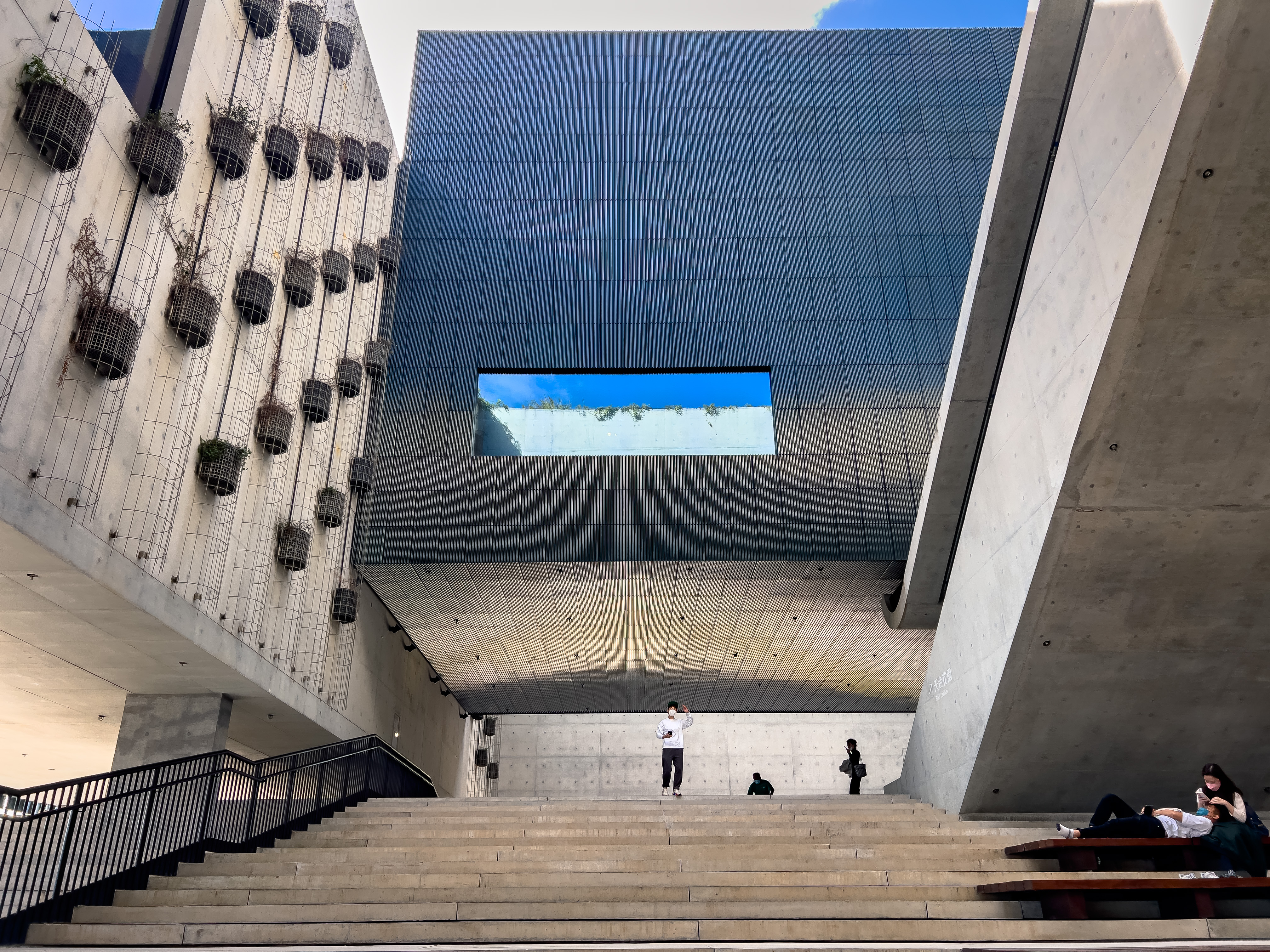 Ｍ＋博物館的二樓天臺階梯設計具有層疊的空間感，海風吹拂相當舒服。