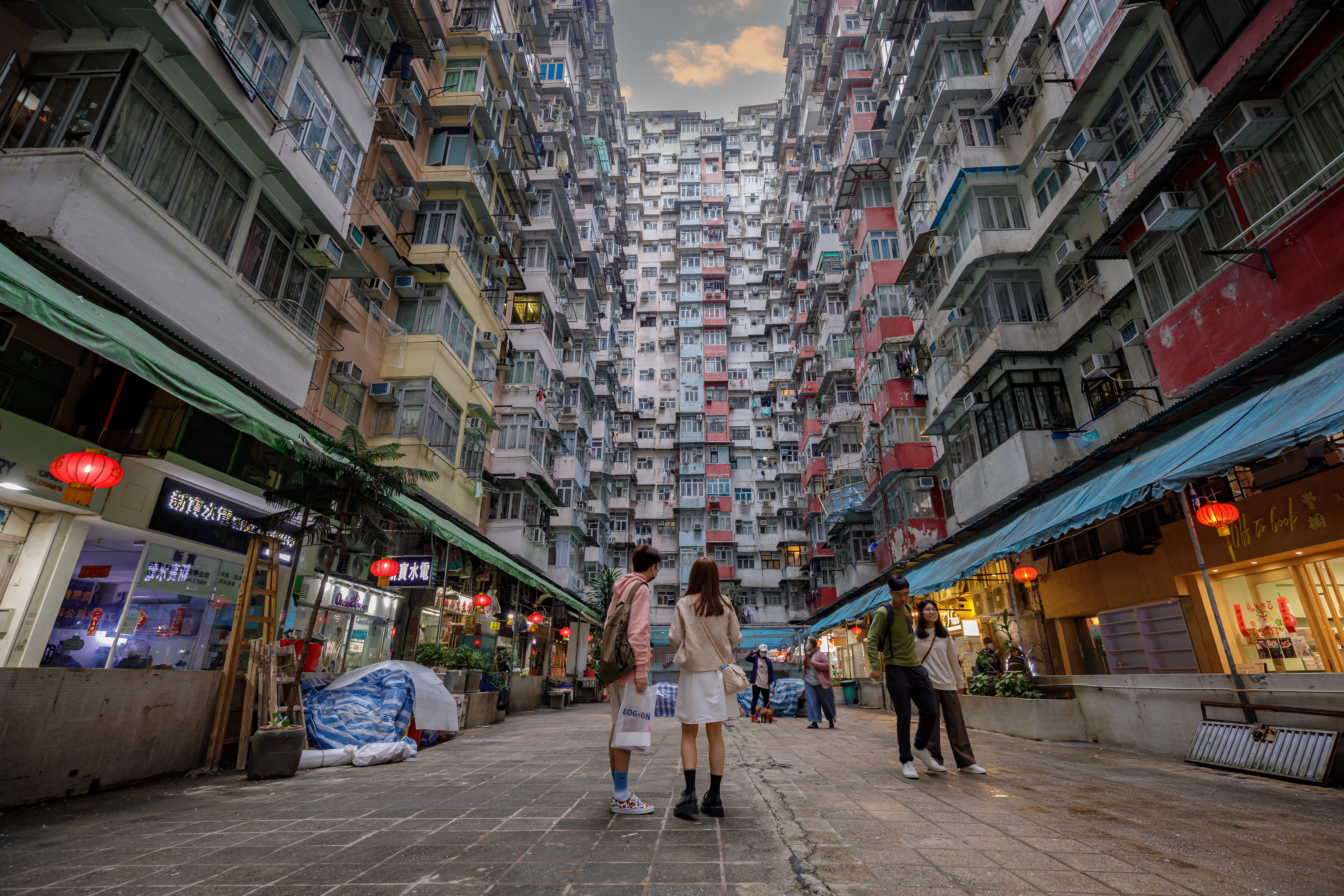 與新大樓比較，舊建築反而常有許多觀光客來此拍攝打卡，要注意不要打擾到當地居民 。 