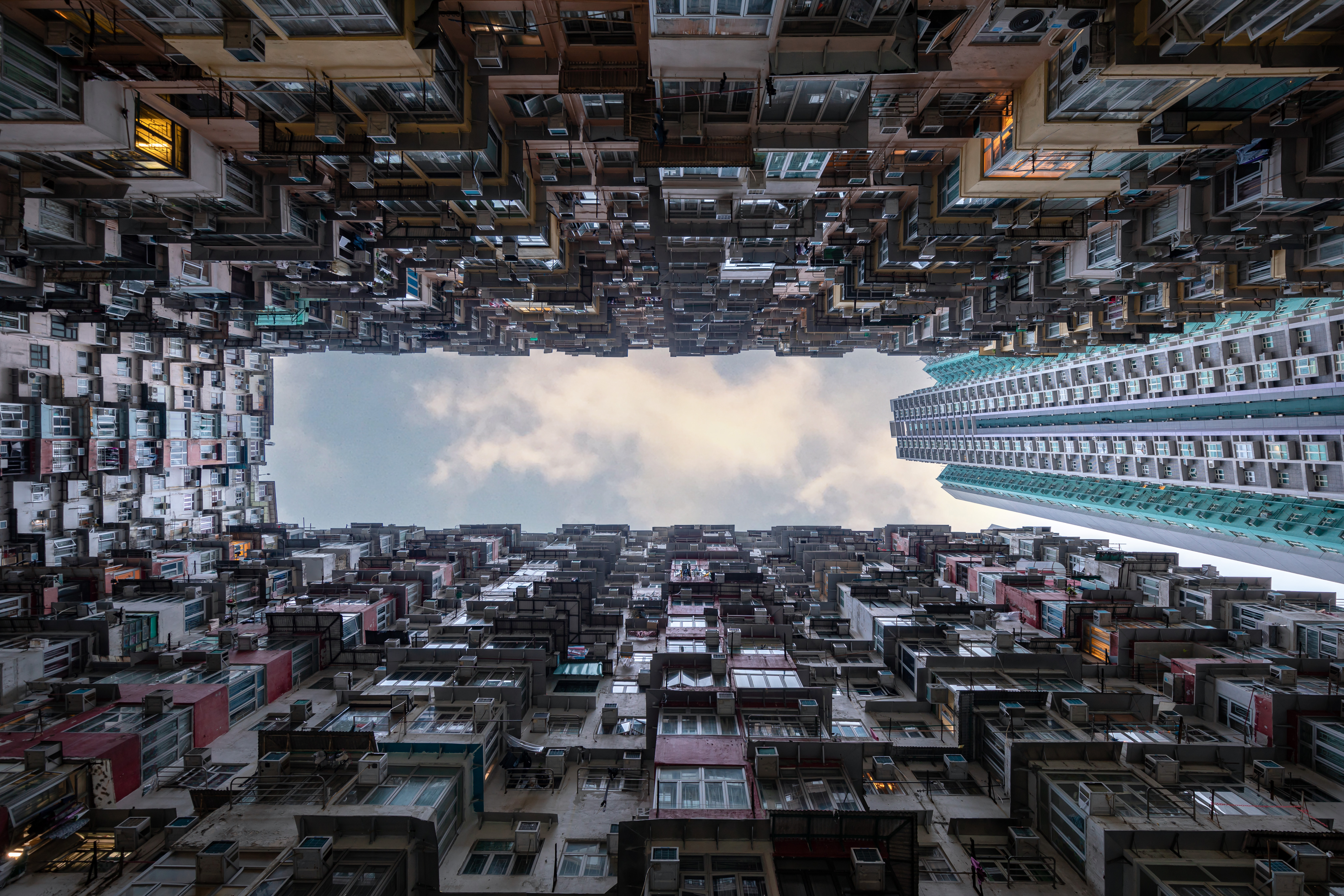 已有50年歷史的海山樓算是香港建築的特色，曾是電影拍攝場景，密密麻麻的建築堆疊，不過現在已經沒落許多 。 
