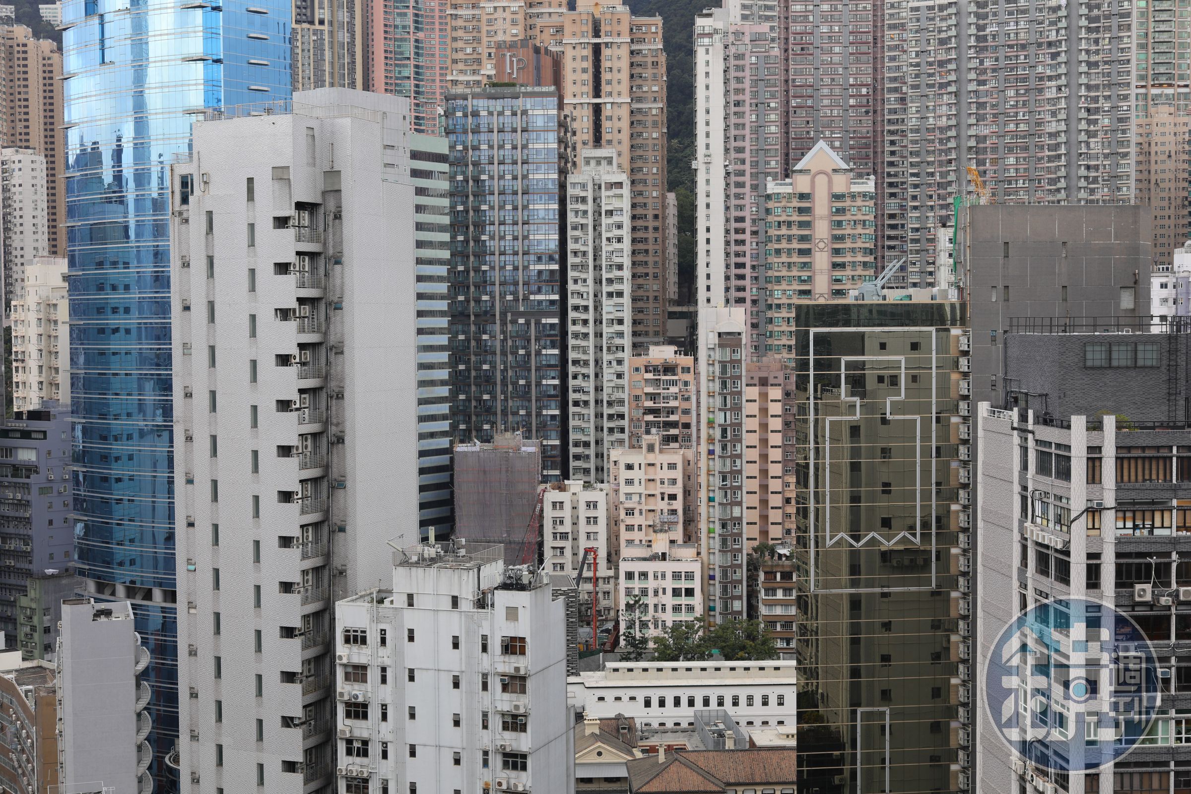 現代香港城市的密集度用另一種扁平化視角觀看也是另一種九龍城寨 。 