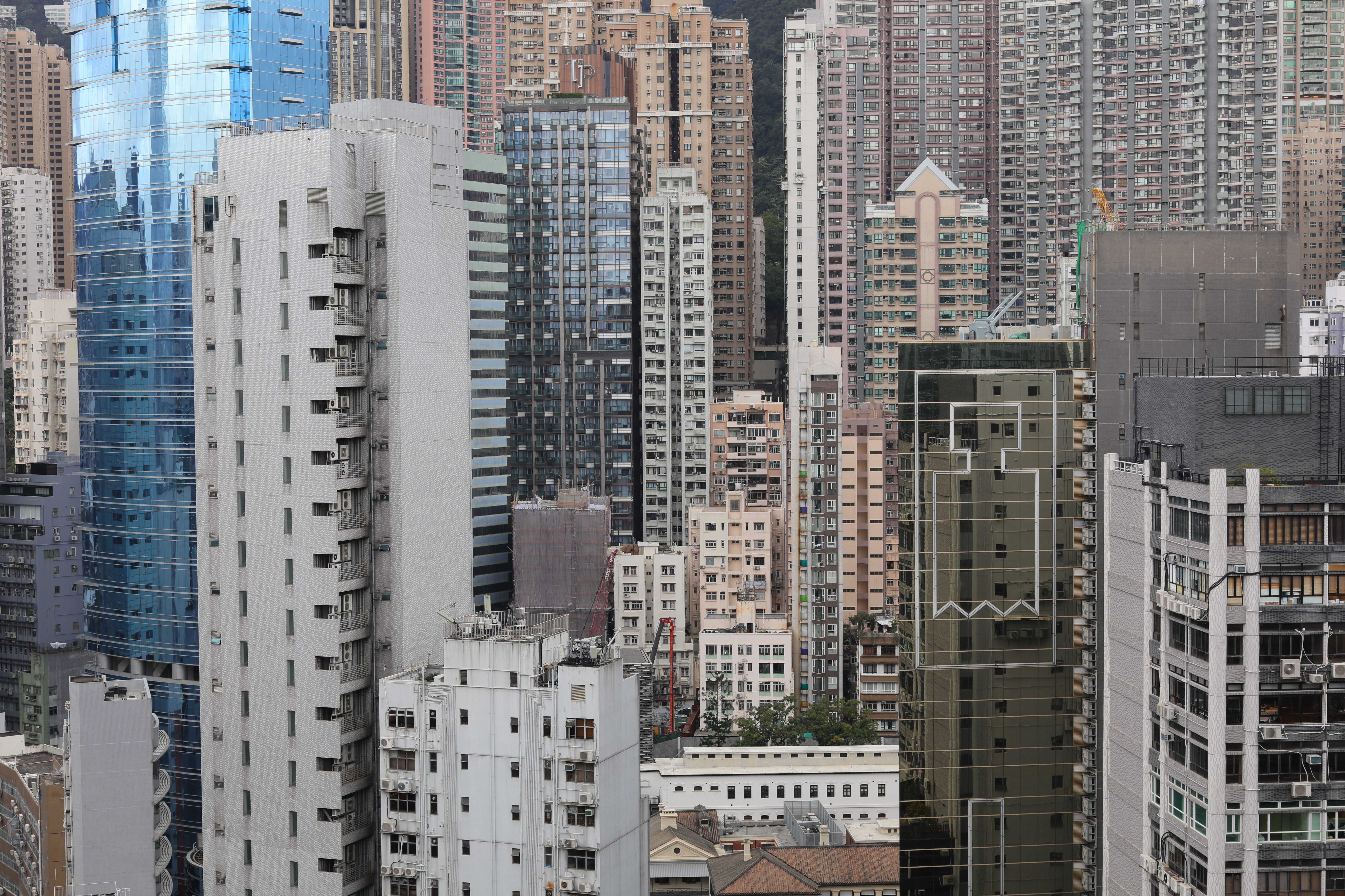 現代香港城市的密集度用另一種扁平化視角觀看也是另一種九龍城寨 。 