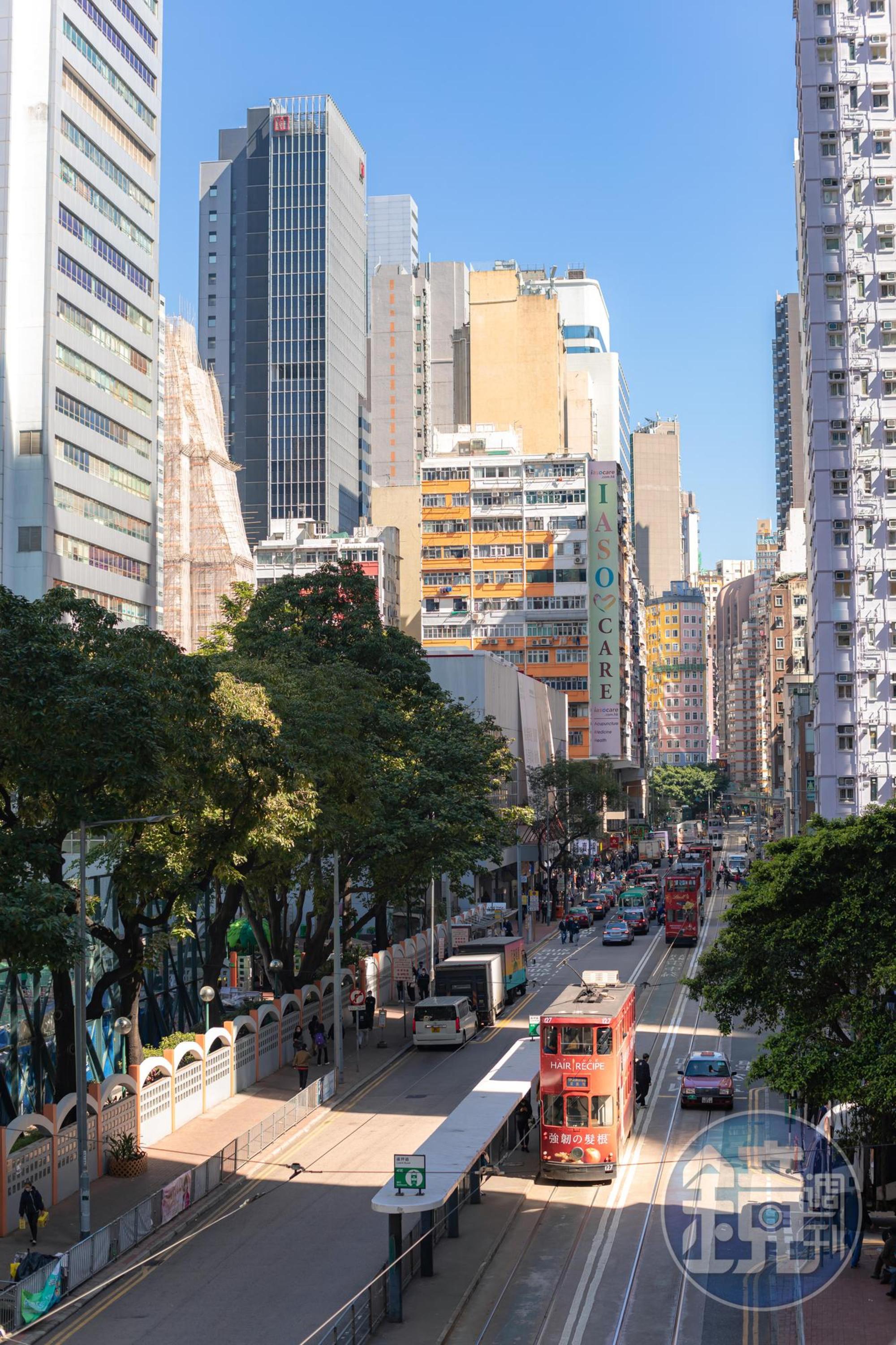 還存在的香港獨特市容就是高樓與叮叮車 。 