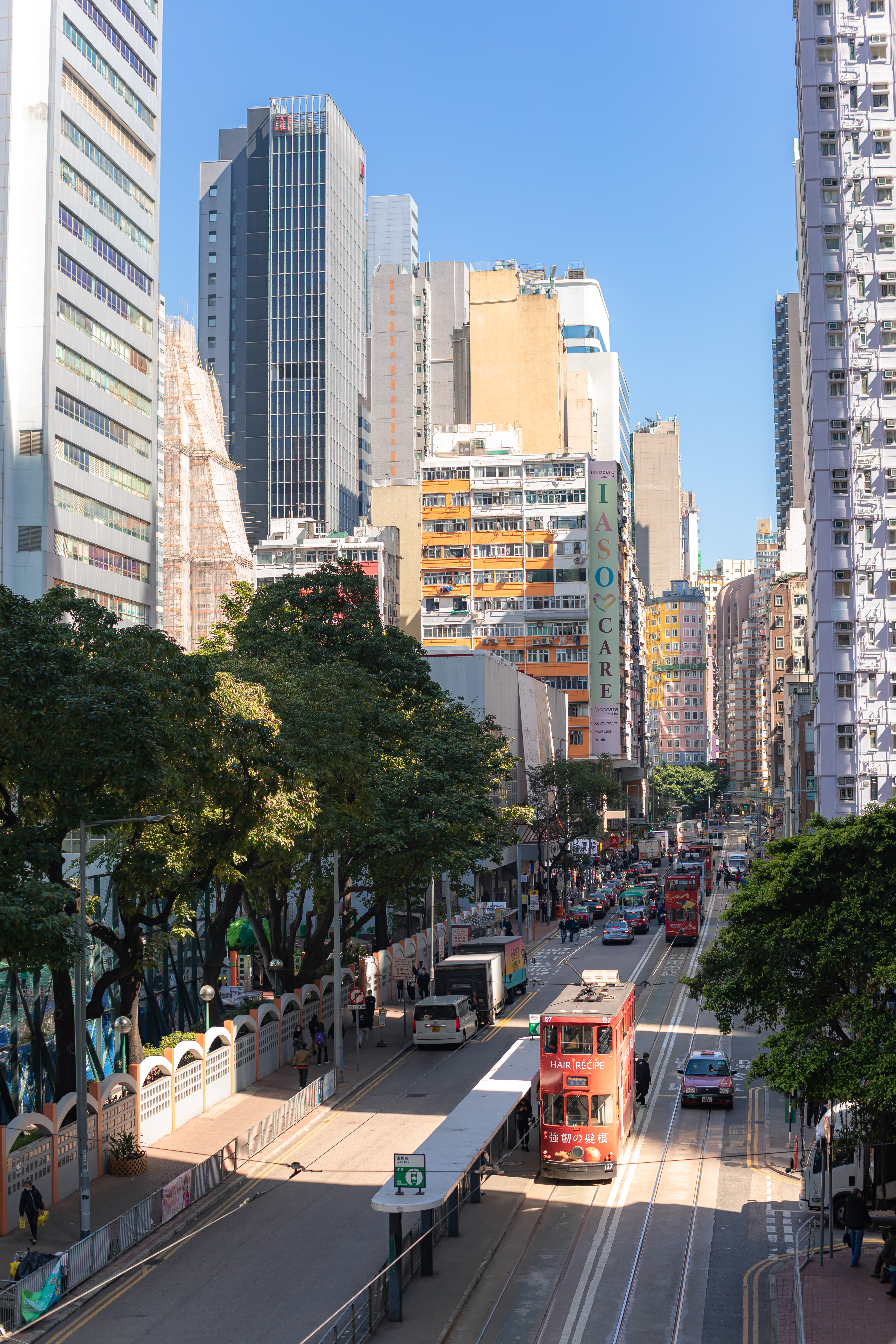 還存在的香港獨特市容就是高樓與叮叮車 。 