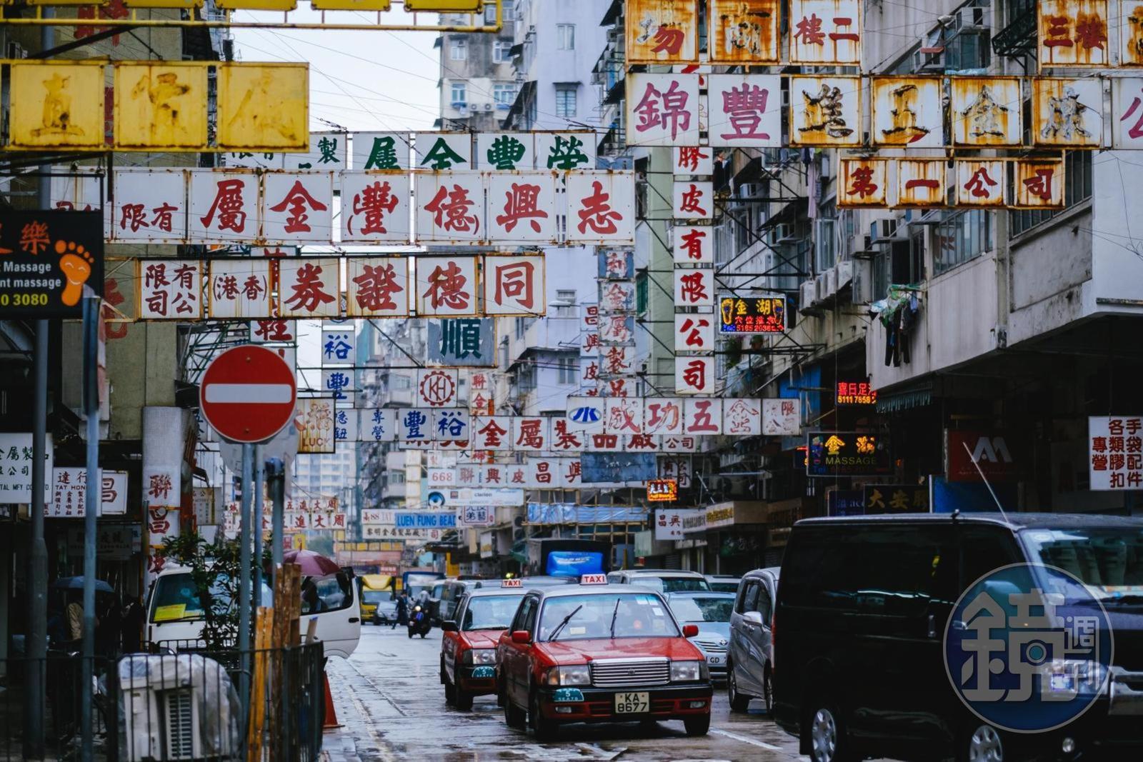 還有這種佔滿整條道路寬度的店鋪招牌，但到現今都已經所剩無幾 。 