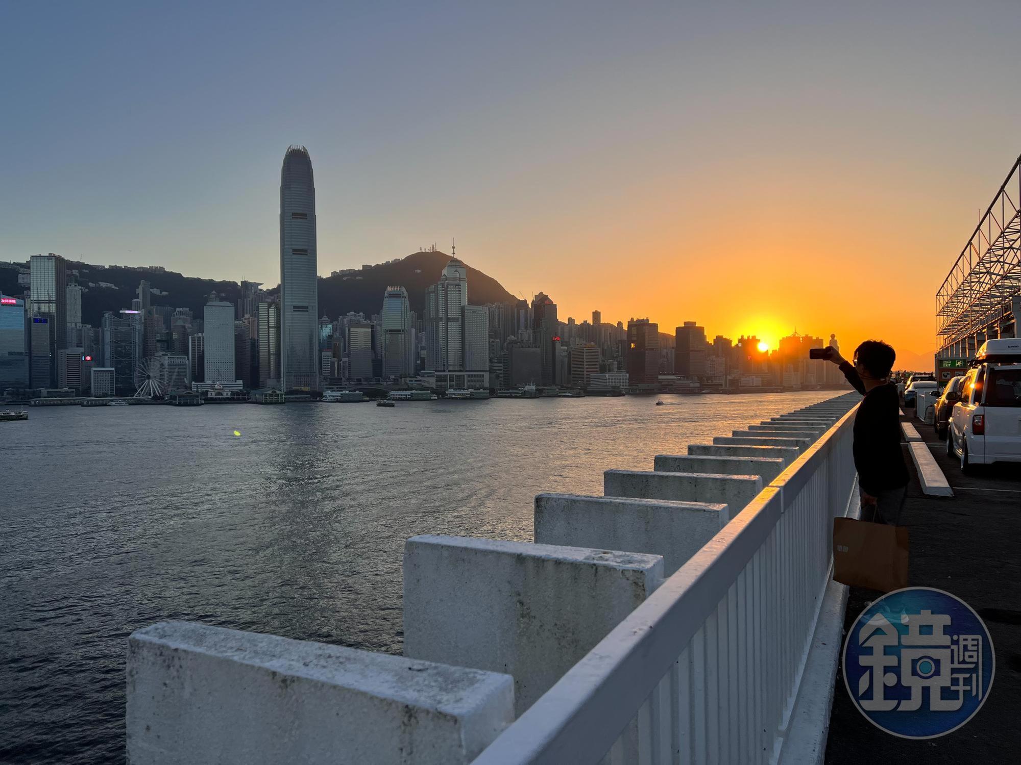 快結束的旅程在海港城可以看到相當漂亮的日落場景，連路過民眾也忍不住拍照留念 。 