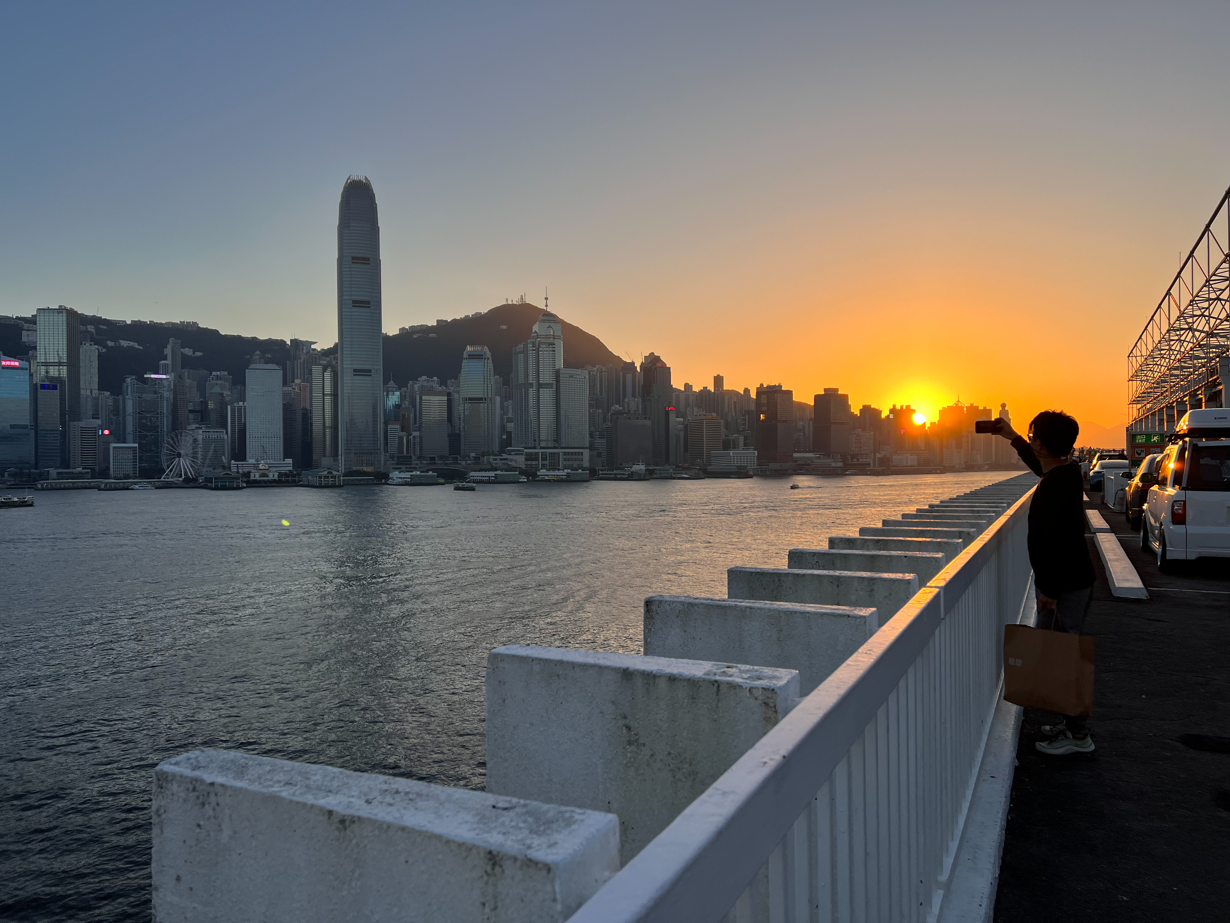 快結束的旅程在海港城可以看到相當漂亮的日落場景，連路過民眾也忍不住拍照留念 。 