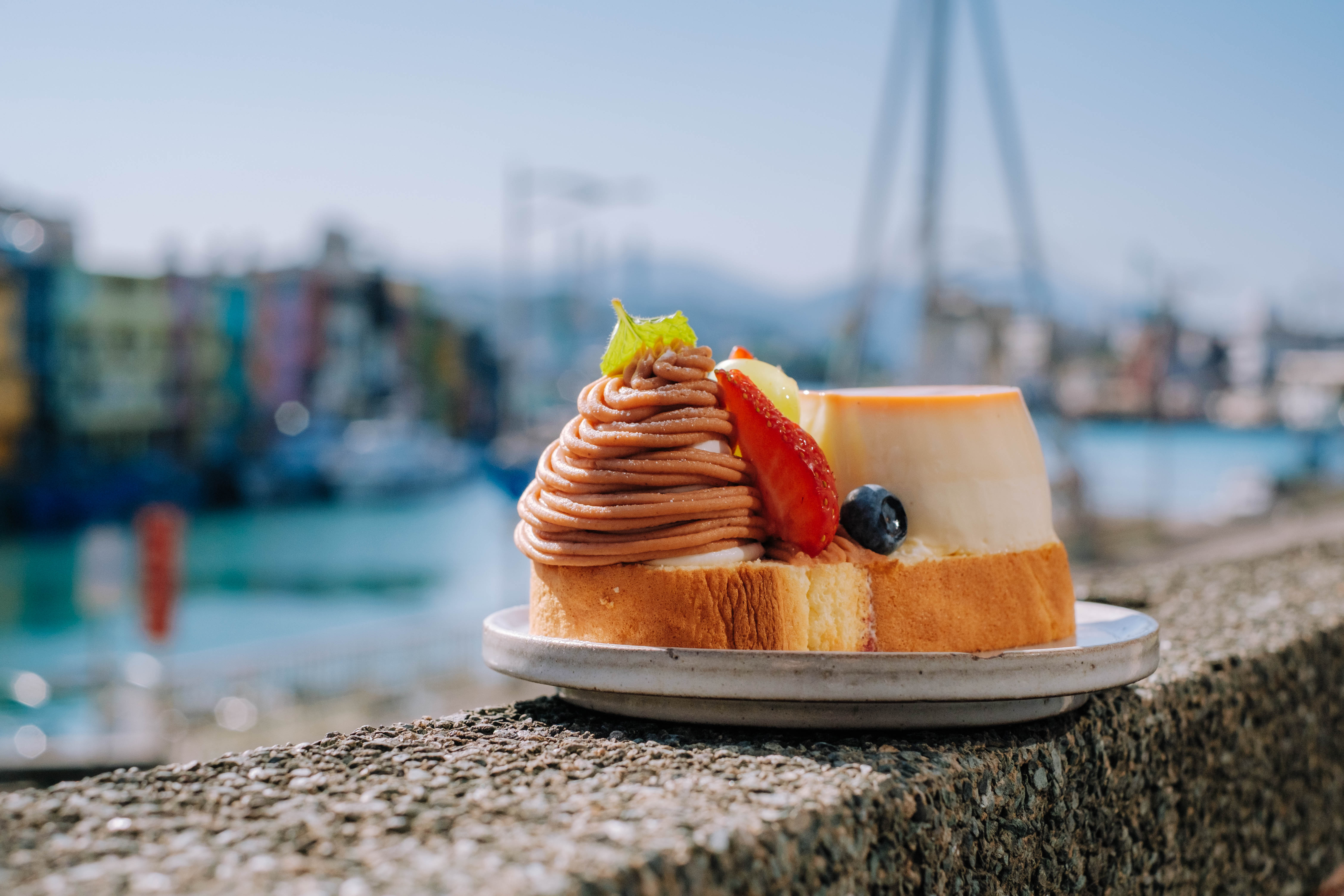 閑閑店面前方便是正濱漁港，陽台搭配海景，點上栗子莓果布丁蛋糕捲，口感令人驚豔。