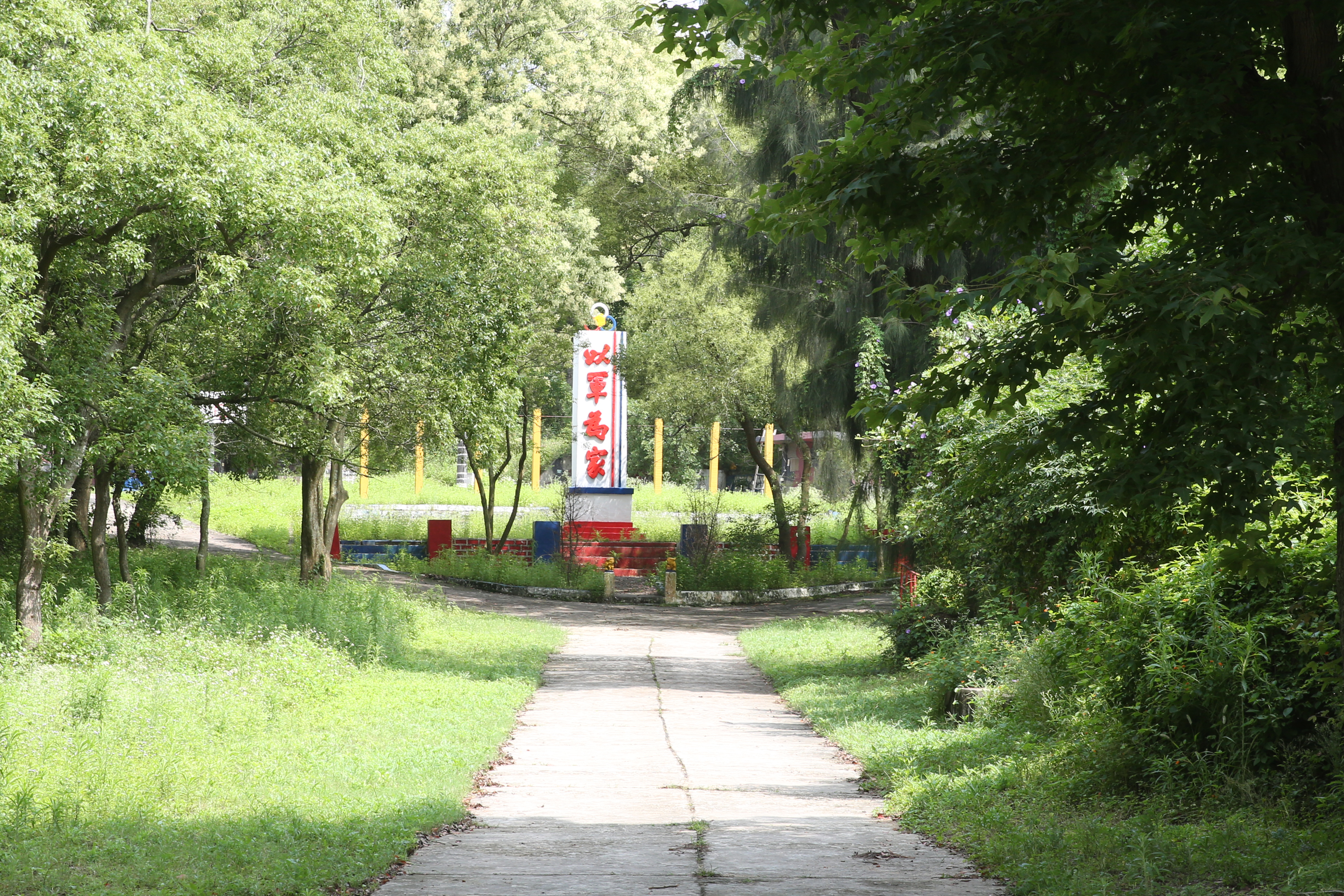 金門二膽島上兵陳嘉壎離營漂游到廈門滿7天，讓營區中「以軍為家」的立牌顯得非常諷刺。（本刊資料照）