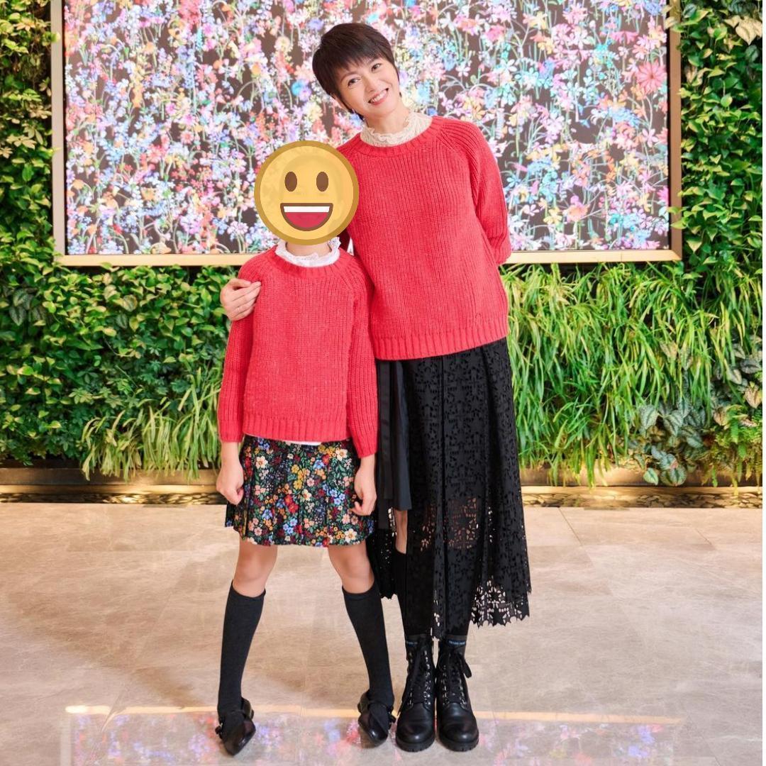 梁詠琪（右）透露全家都吃素，除了母親、先生，連8歲女兒（左）也跟著吃素。（翻攝自梁詠琪IG）