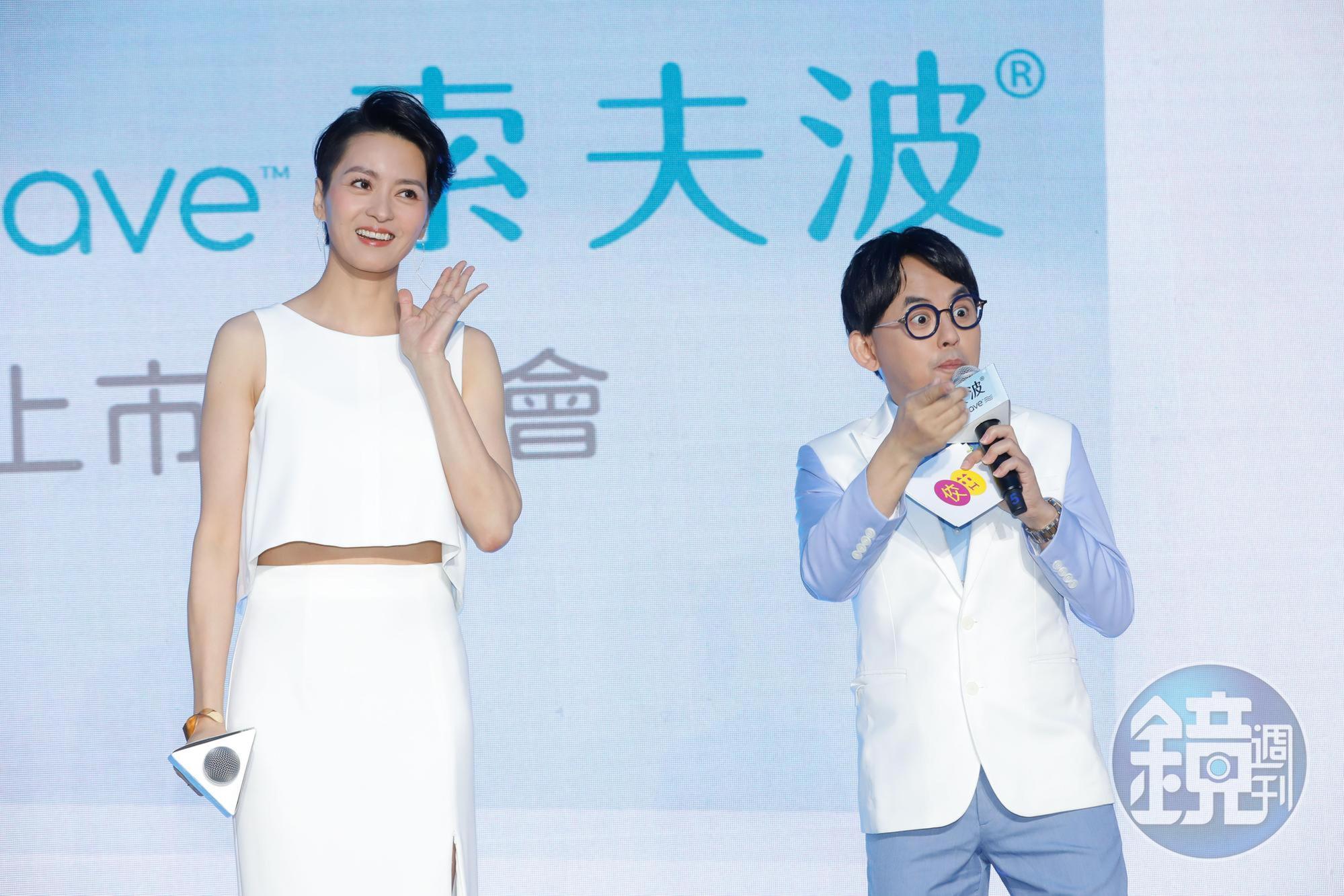 梁詠琪(左)今日出席緊膚拉提新一代科技Sofwave上市記者會,主持人黃子佼(右)特別表達感謝。