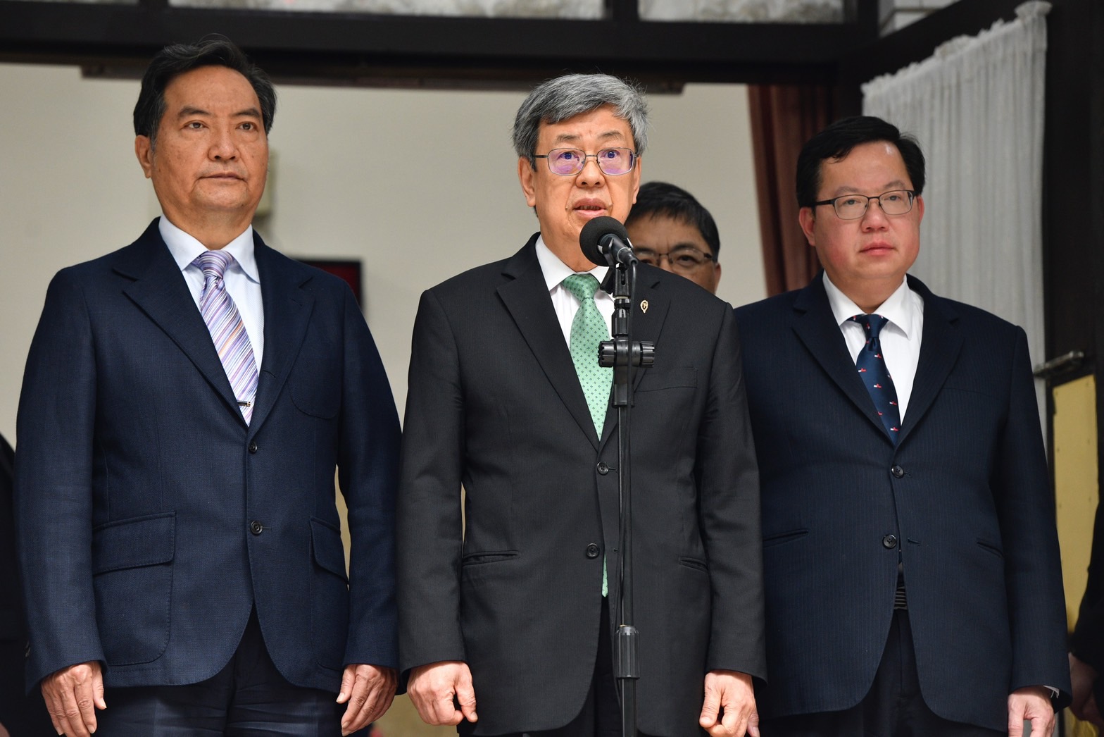 陳建仁（中）今針對宏都拉斯恐與我國斷交一事做出回應，呼籲對方「不要受騙」。