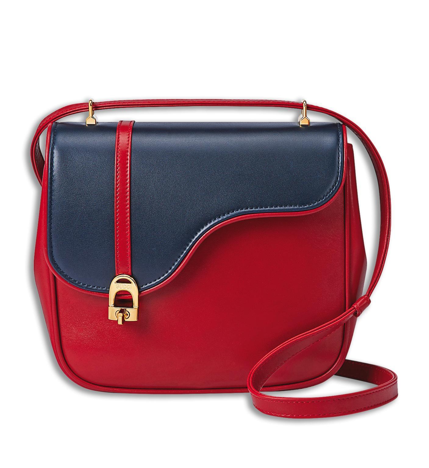 EQUESTRIAN藍紅皮革撞色馬術方包。NT$119,300。（GUCCI提供）