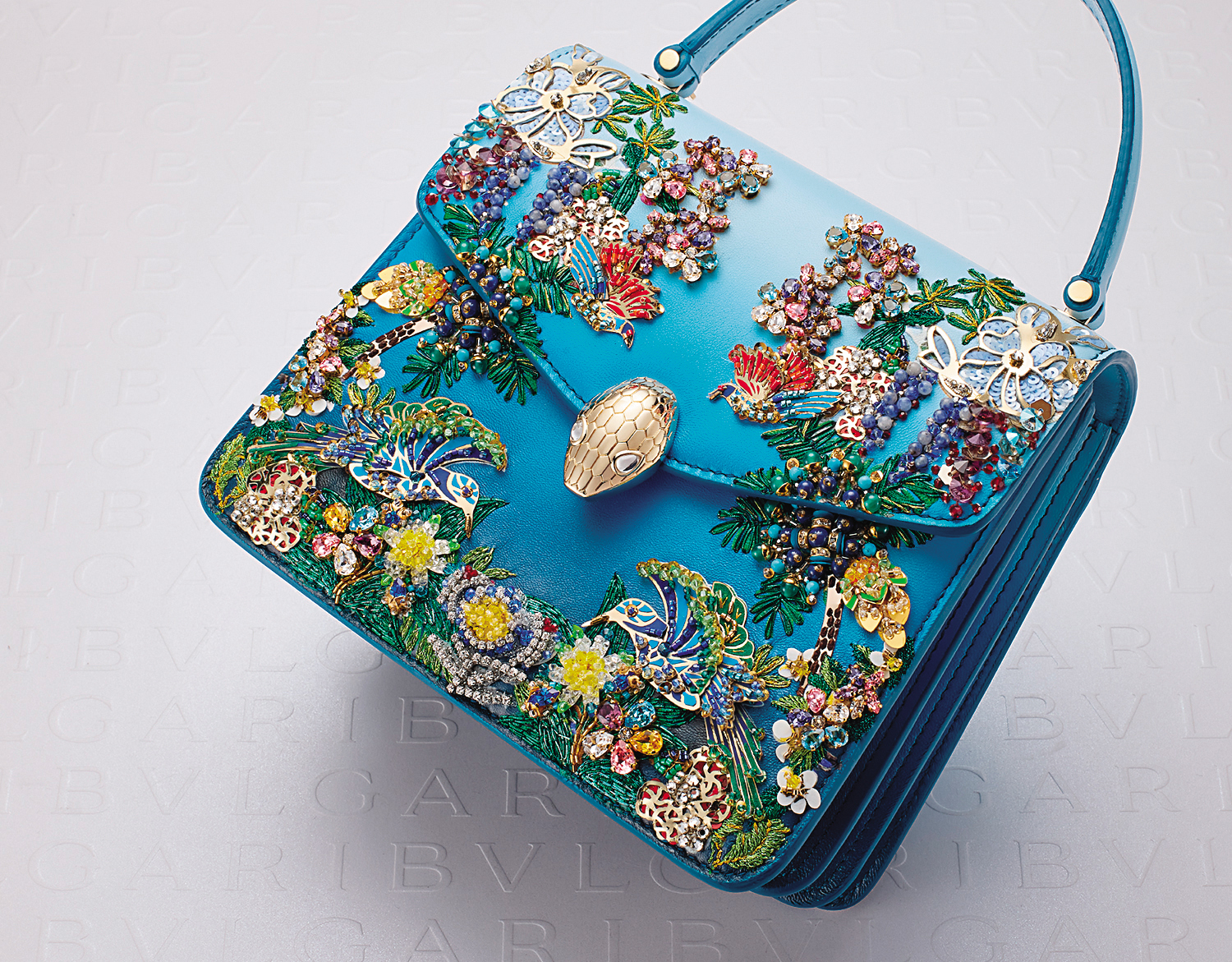 耗時105小時、採用1,800多種元素，以手工精心縫製與鑲嵌而成的Serpenti Tropical Garden of Eden藍色小羊皮手提肩背包。NT$823,000。（寶格麗提供）